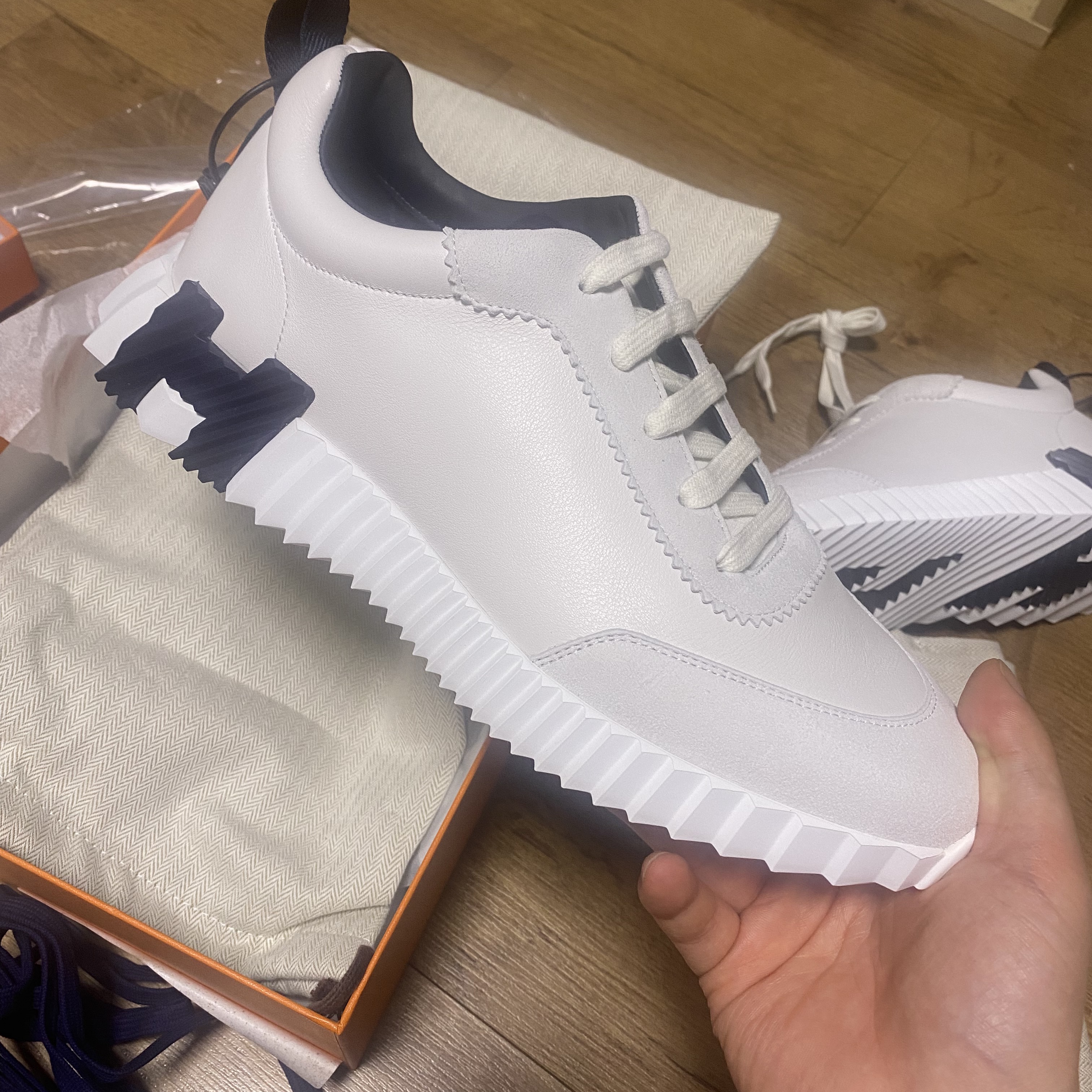 Hermes Bouncing Sneakers Calfskin Suede Goatskin & Blanc 착용 스타일 - 2