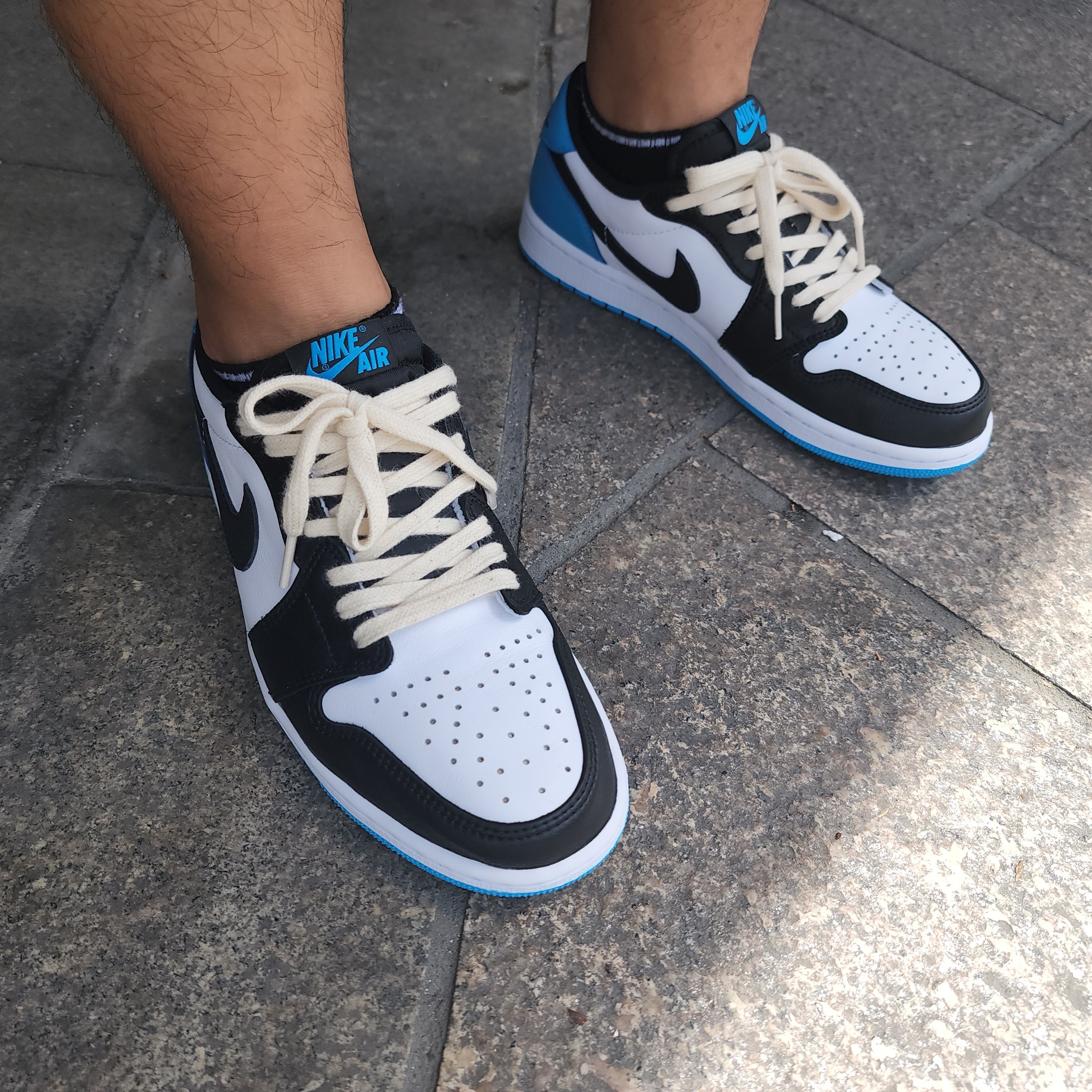 Jordan 1 Retro Low OG Black and Dark Powder Blue 착용 스타일 - 1