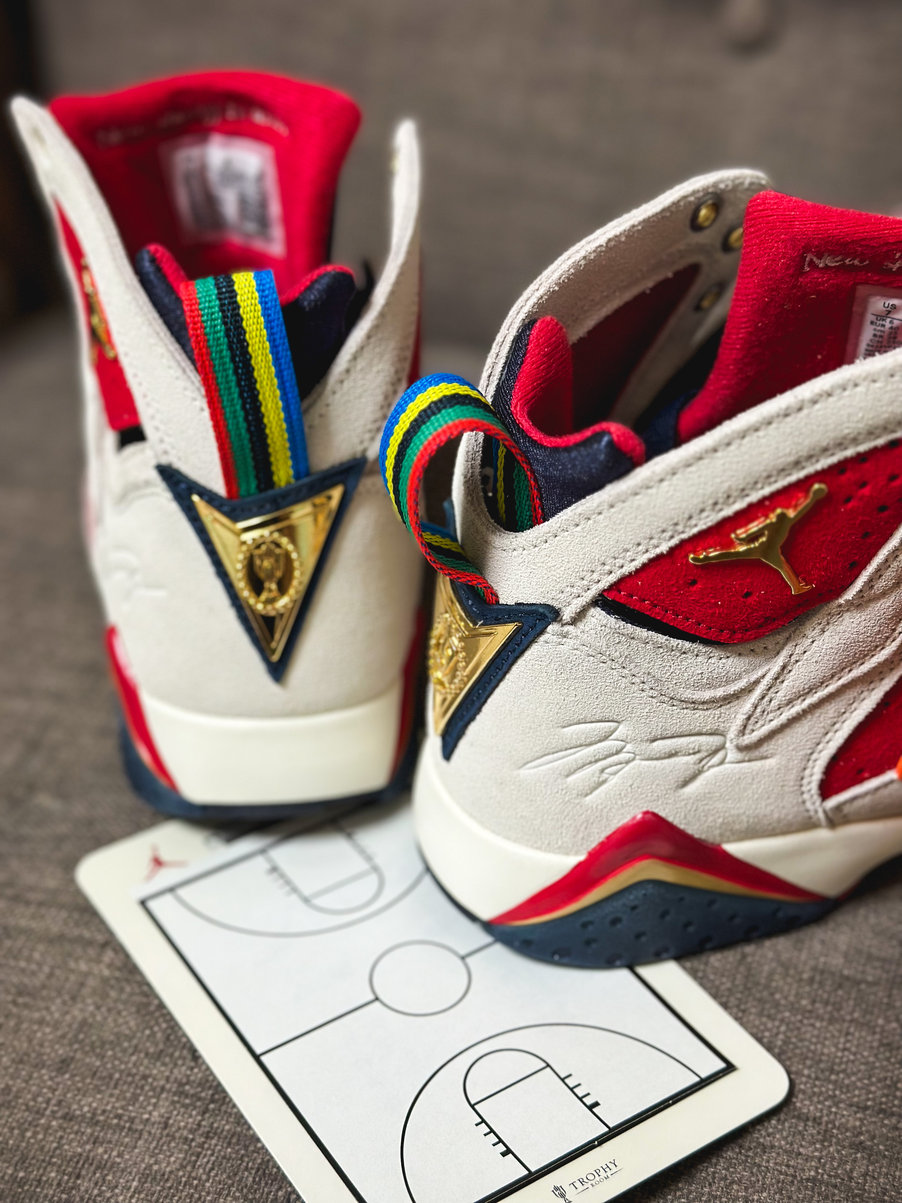 Jordan 7 x Trophy Room Retro SP True Red and Obsidian 착용 스타일 - 1