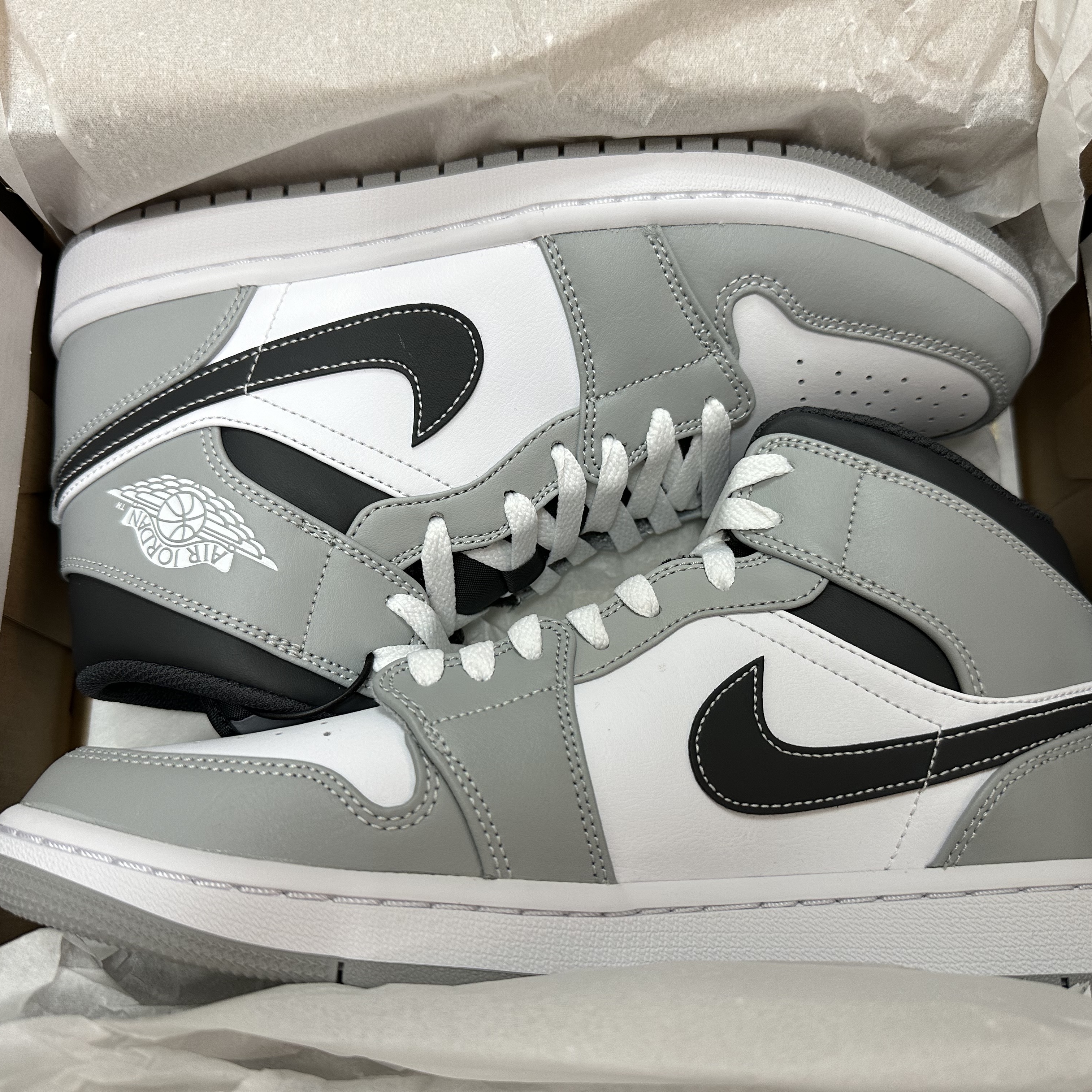 Jordan 1 Mid Light Smoke Grey Anthracite 착용 스타일 - 1