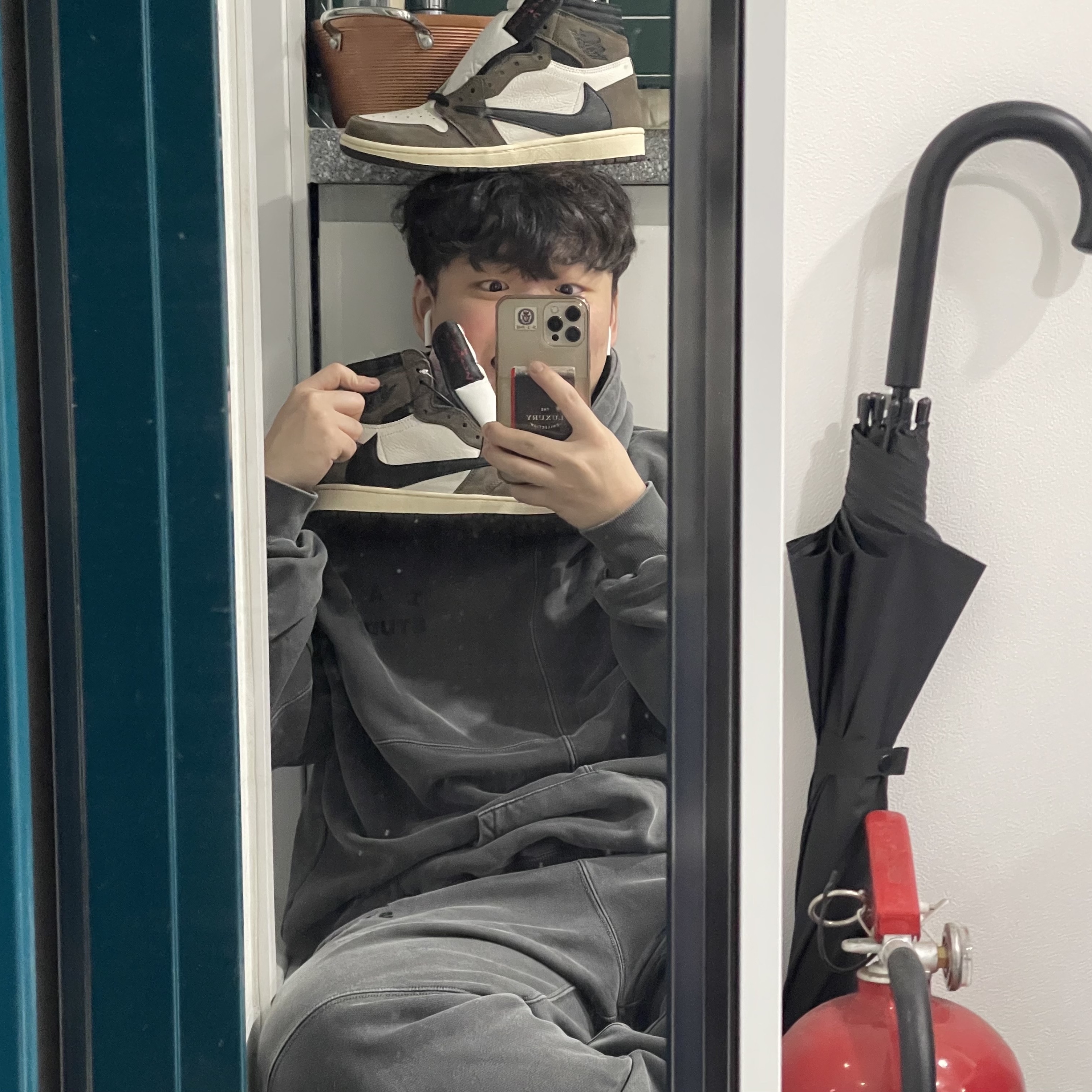 Jordan 1 x Travis Scott Retro High OG SP Mocha, IAB Studio Blocked Pigment Sweatpants Black 착용 스타일 - 2