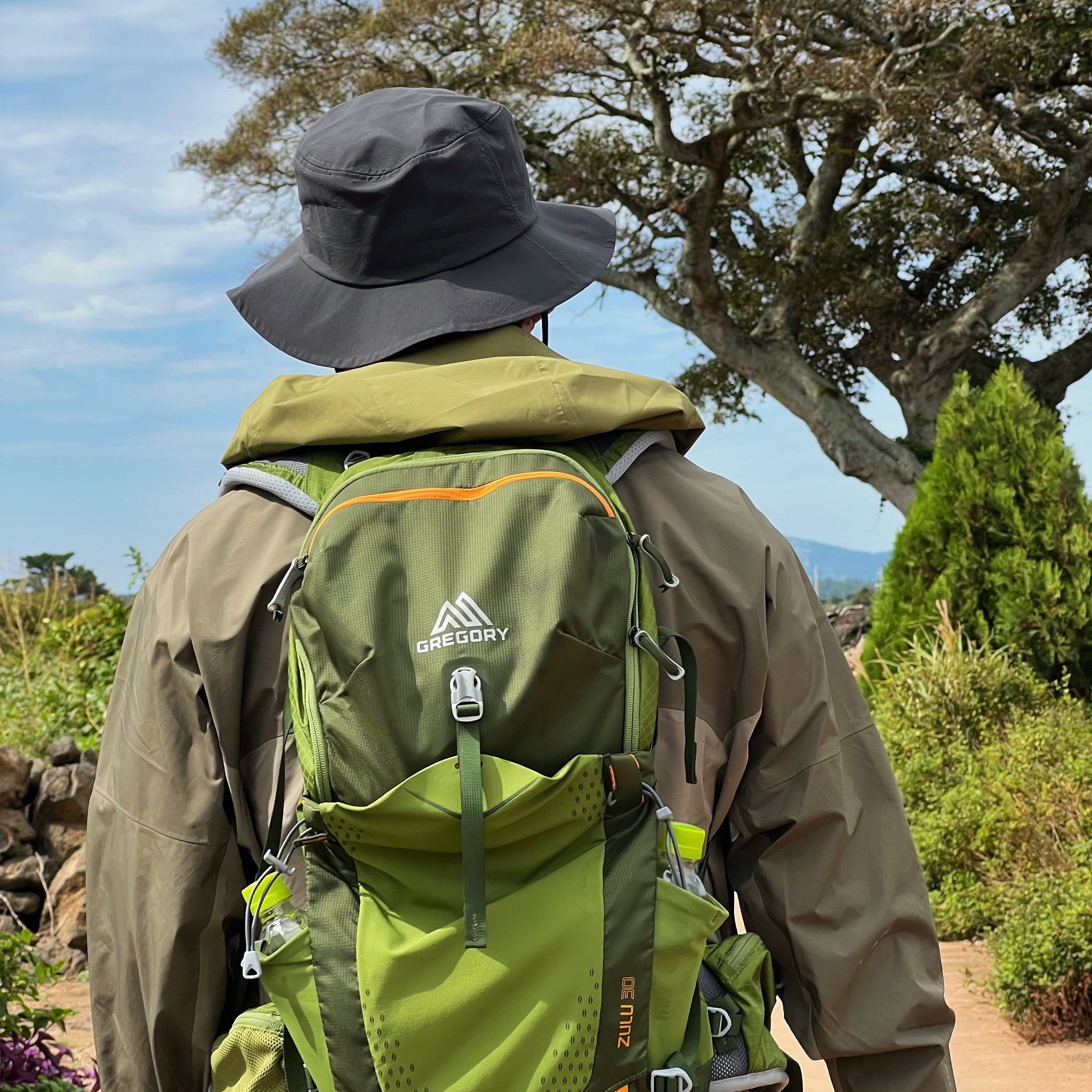Nike ACG Storm-Fit ADV Cascade Rains Full Zip Shell Jacket Medium Olive - Asia, Nike ACG Cargo Shorts Black - Asia 착용 스타일 - 3