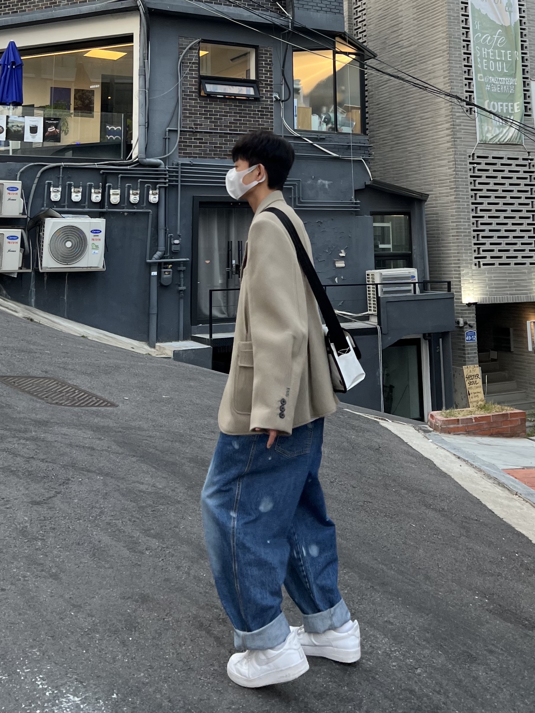 Ader Error Ation Blazer Beige, Ader Error Small Trace Esty Messanger Bag White 착용 스타일 - 2