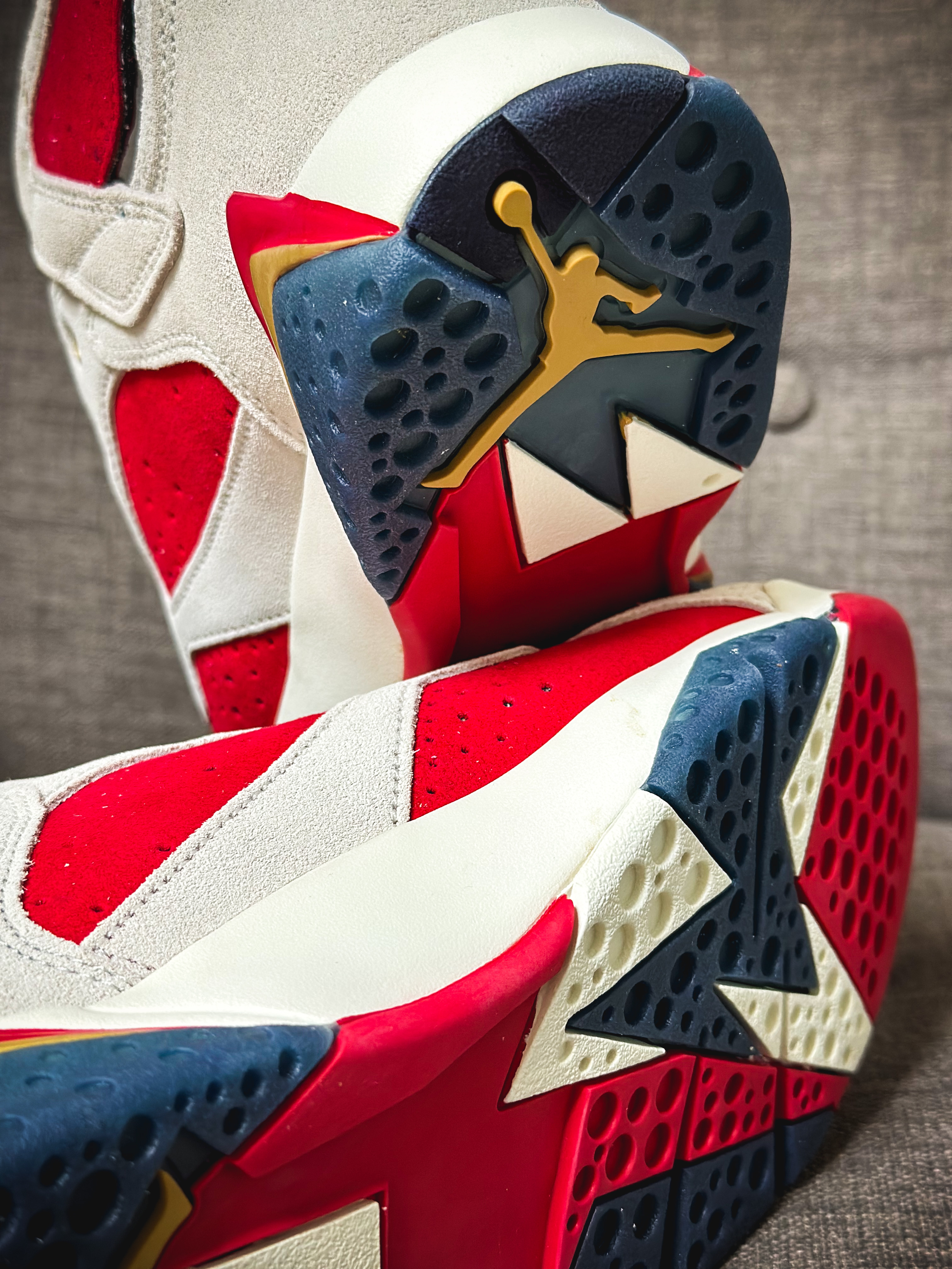 Jordan 7 x Trophy Room Retro SP True Red and Obsidian 착용 스타일 - 3