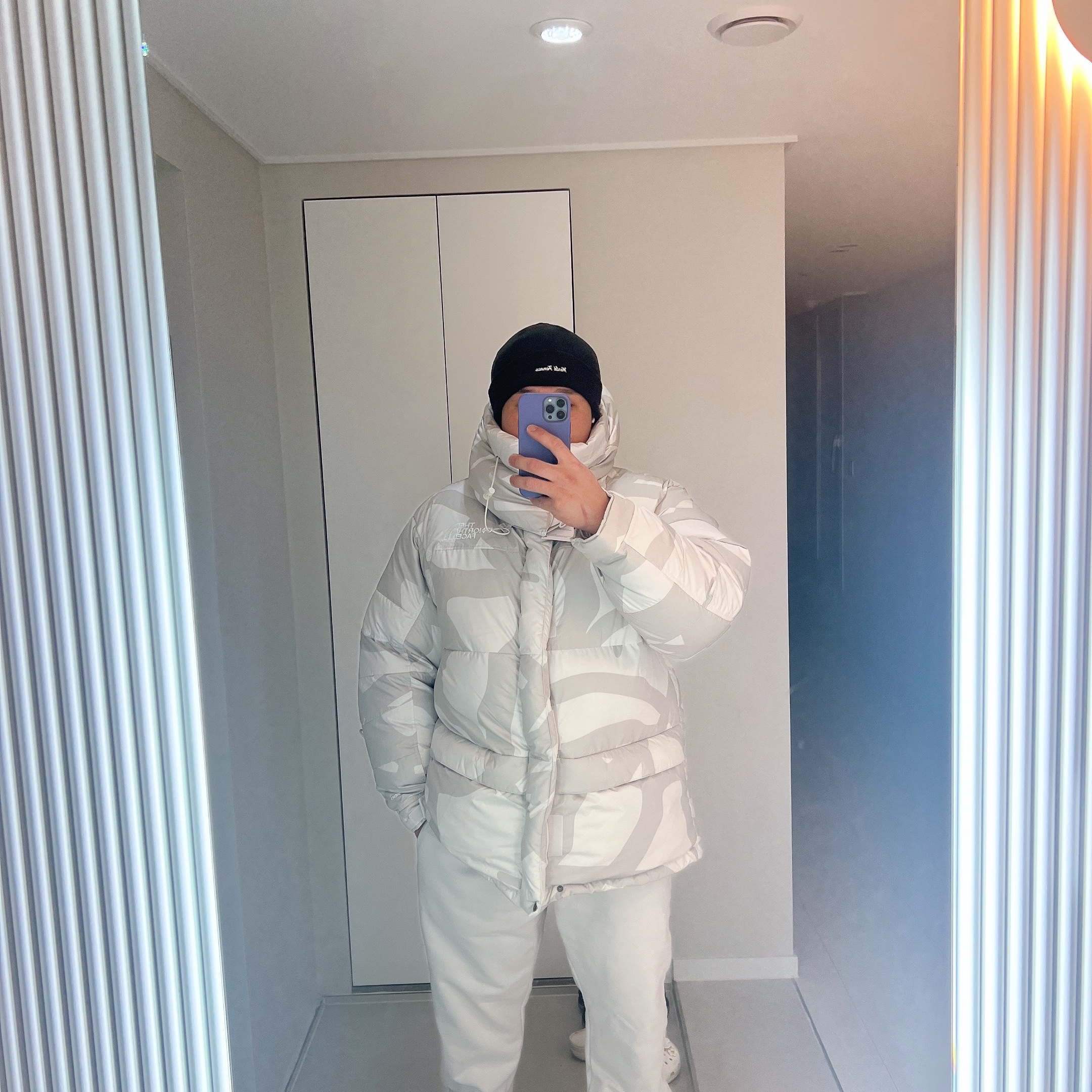 The North Face x Kaws Retro 1994 Himalayan Parka Moonlight Ivory Print - 22FW, The North Face x Kaws Sweatpants Moonlight Ivory - 22FW 착용 스타일