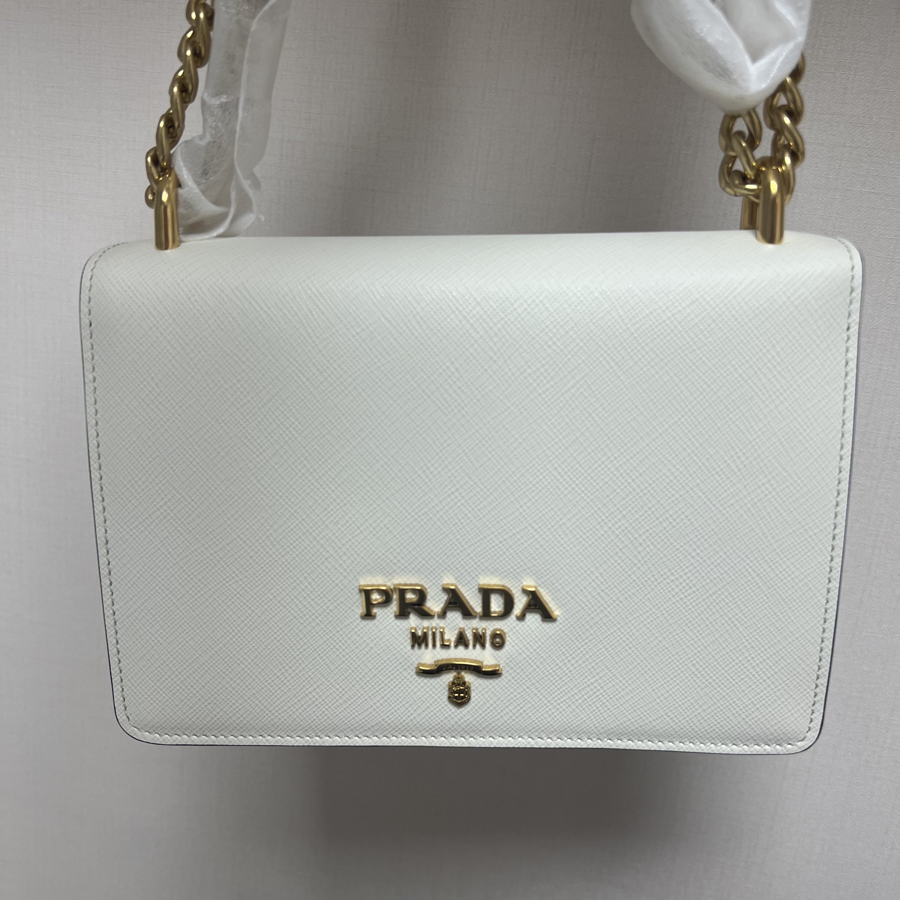 Prada Saffiano Leather Chain Shoulder Bag White 착용 스타일