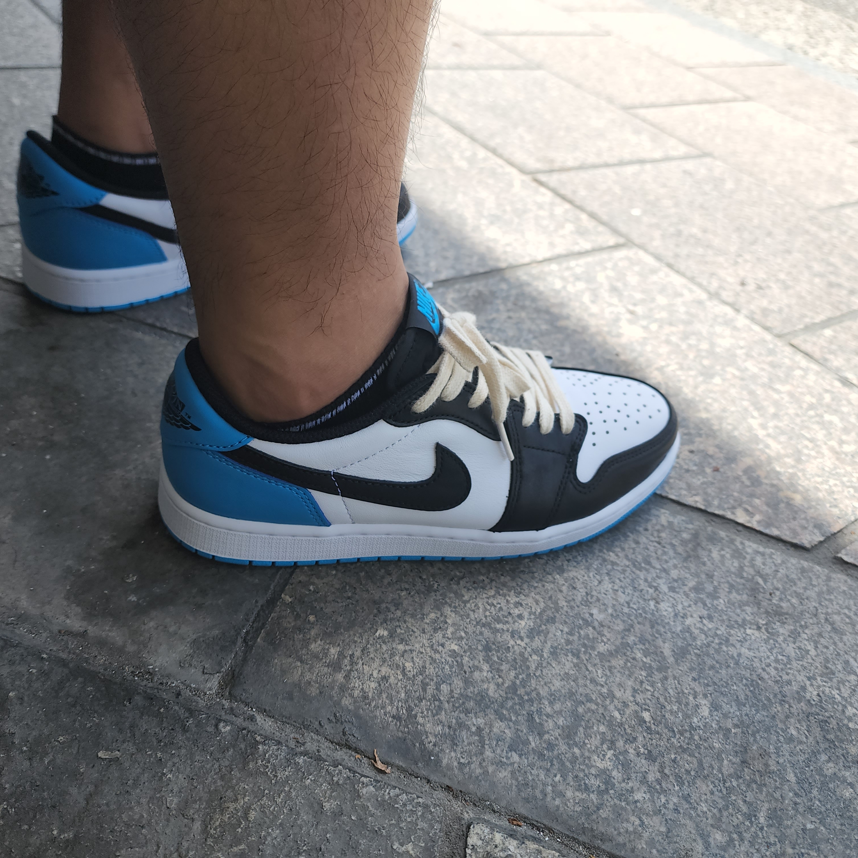 Jordan 1 Retro Low OG Black and Dark Powder Blue 착용 스타일 - 3