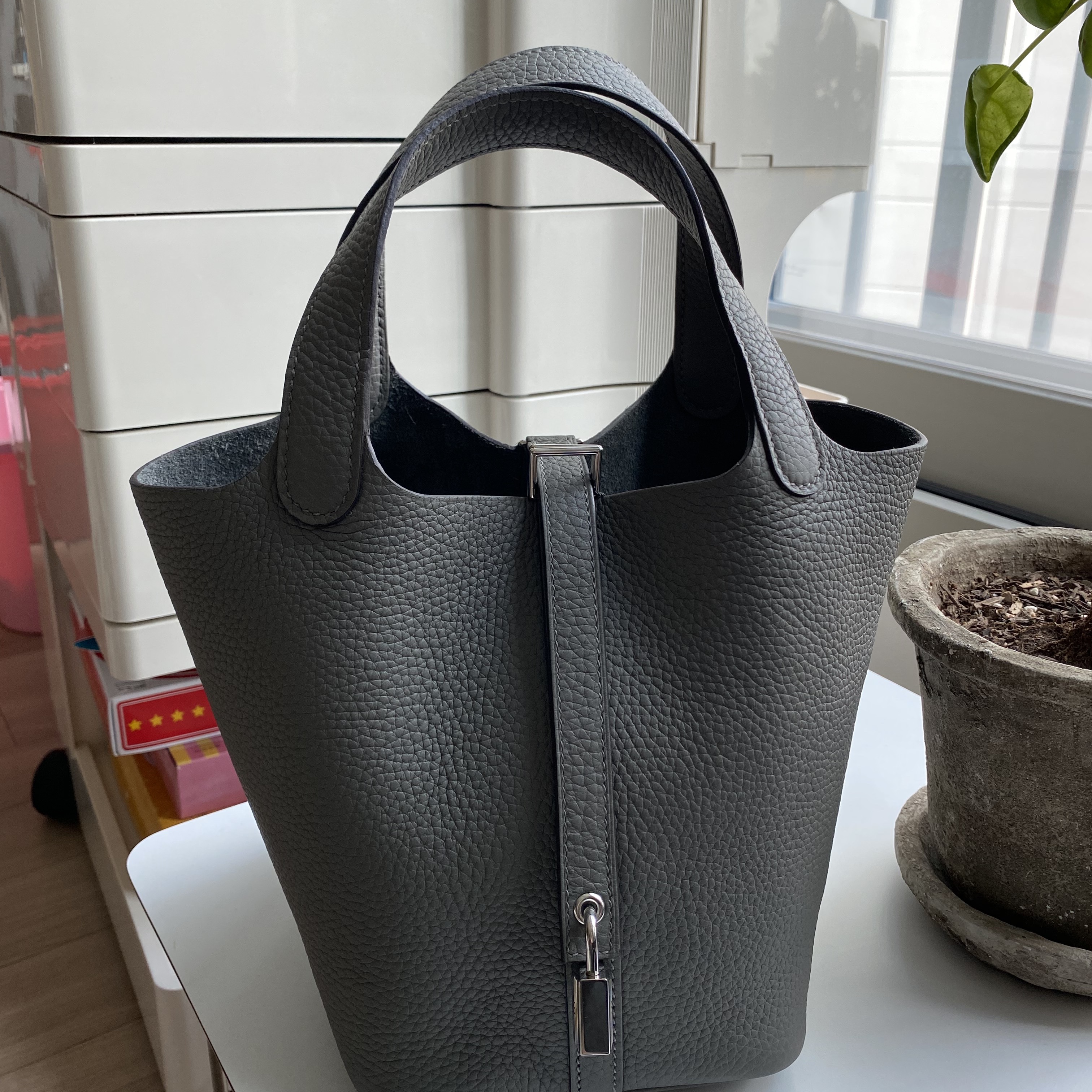 Hermes Picotin Lock 18 Bag Clemence & Palladium Gris Meyer 착용 스타일 - 2