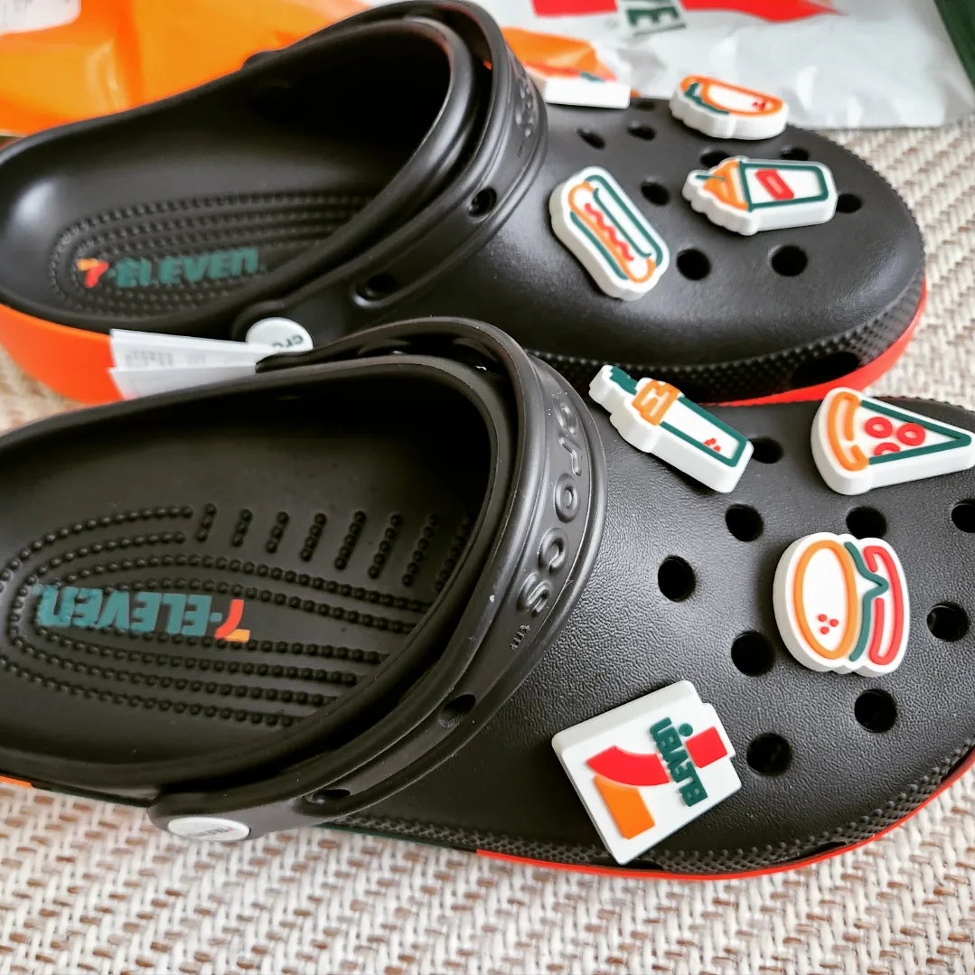 Crocs x 7-Eleven Classic Clog Black 착용 스타일 - 2