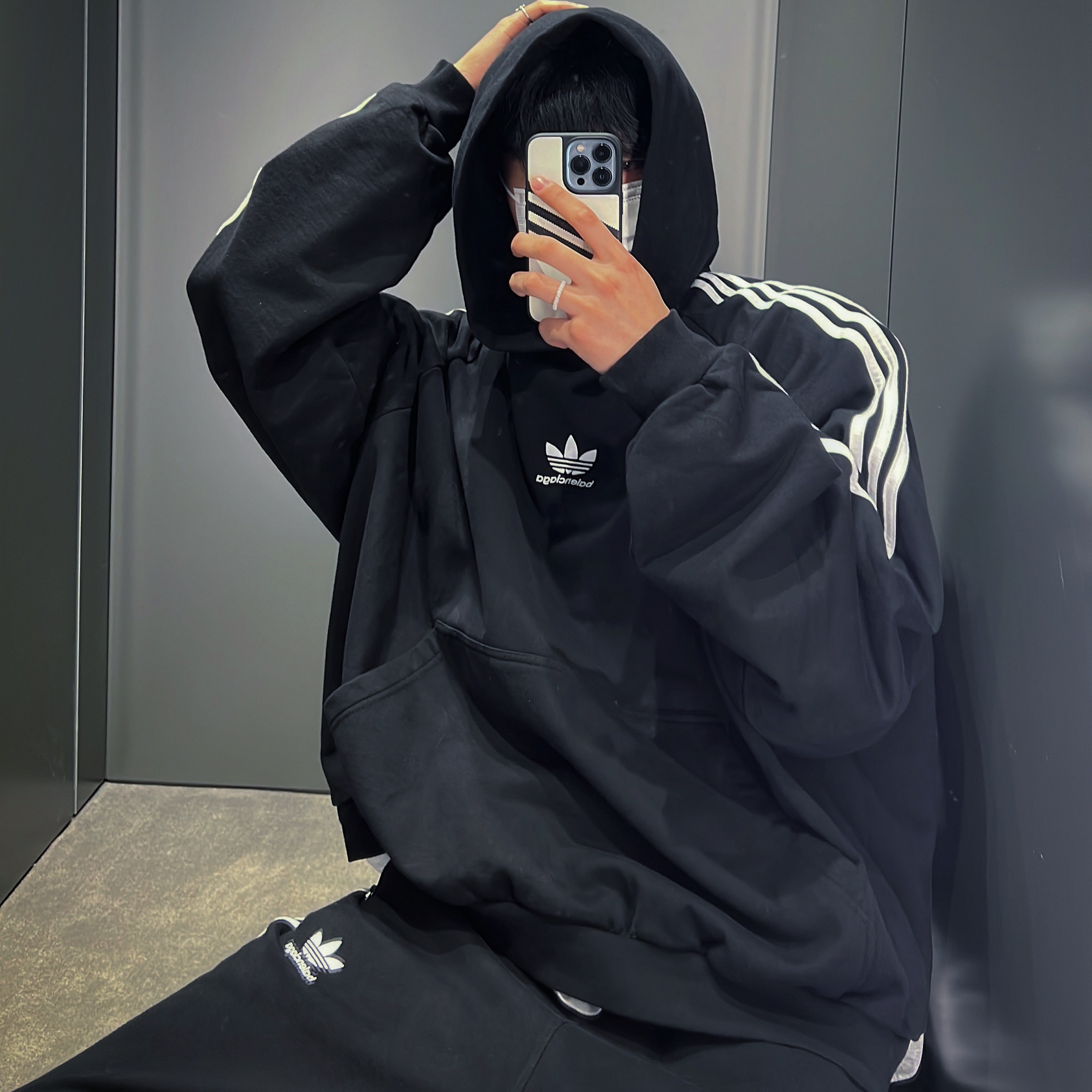 Balenciaga x Adidas Hoodie Large Fit Black, Balenciaga x Adidas Tracksuit Trousers Black 착용 스타일 - 1