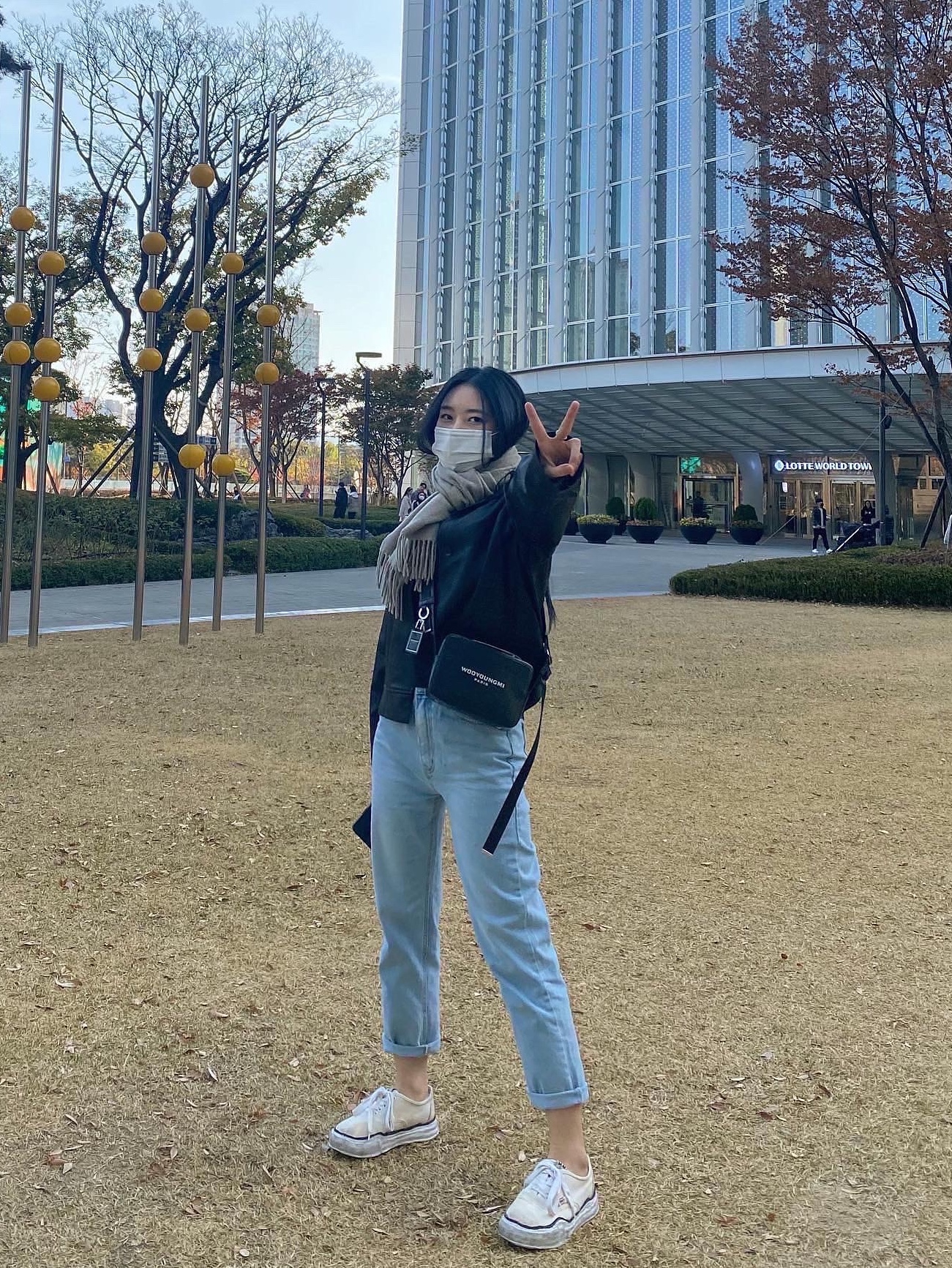 Wooyoungmi Square Mini Bag Black, Maison Mihara Yasuhiro Baker OG Sole Canvas Low Cut Sneakers White 착용 스타일