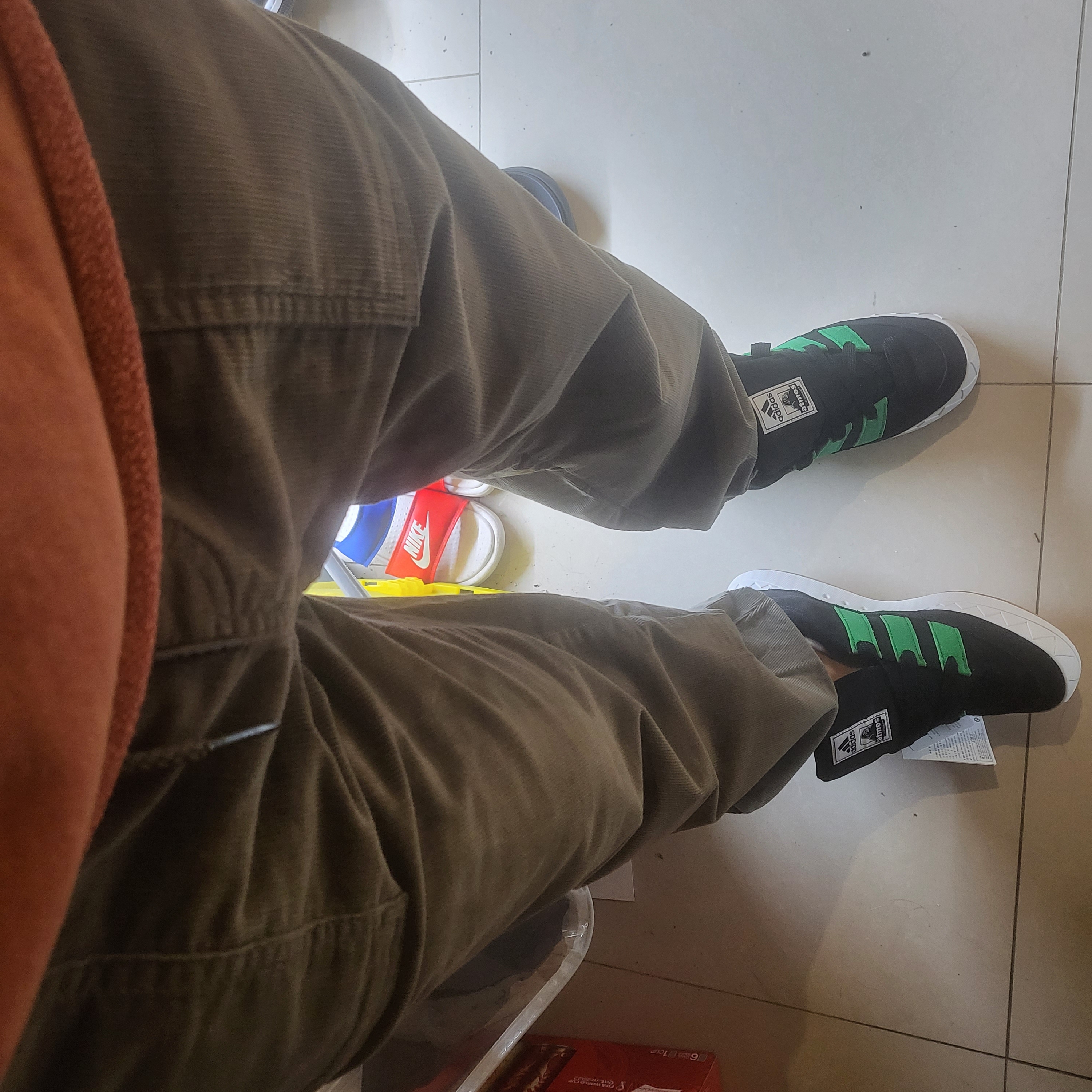 Adidas x Atmos x XLarge Adimatic Core Black Green 착용 스타일 - 1