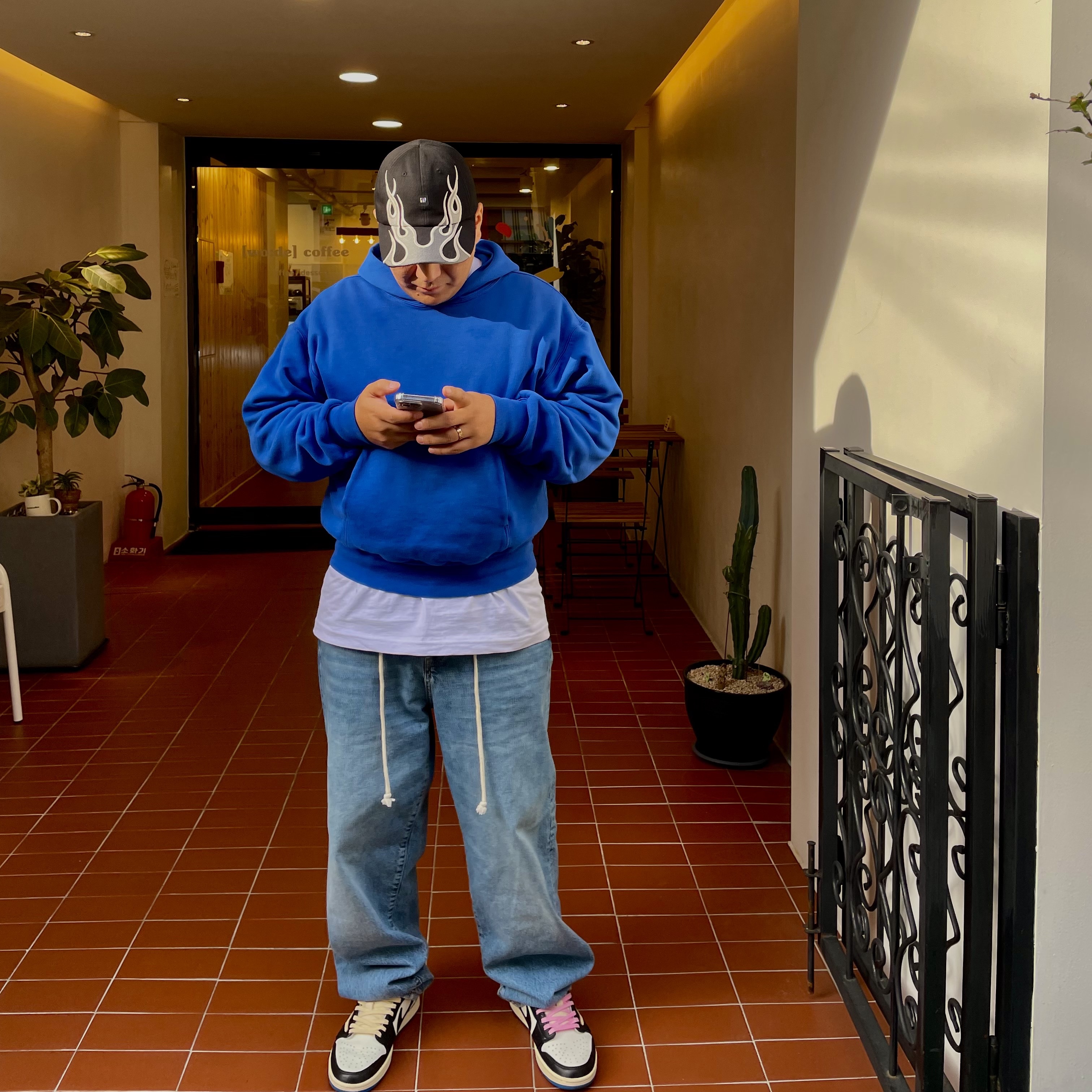 Yeezy Gap Hoodie Blue, Yeezy Gap Engineered By Balenciaga Flame Cap Black 착용 스타일