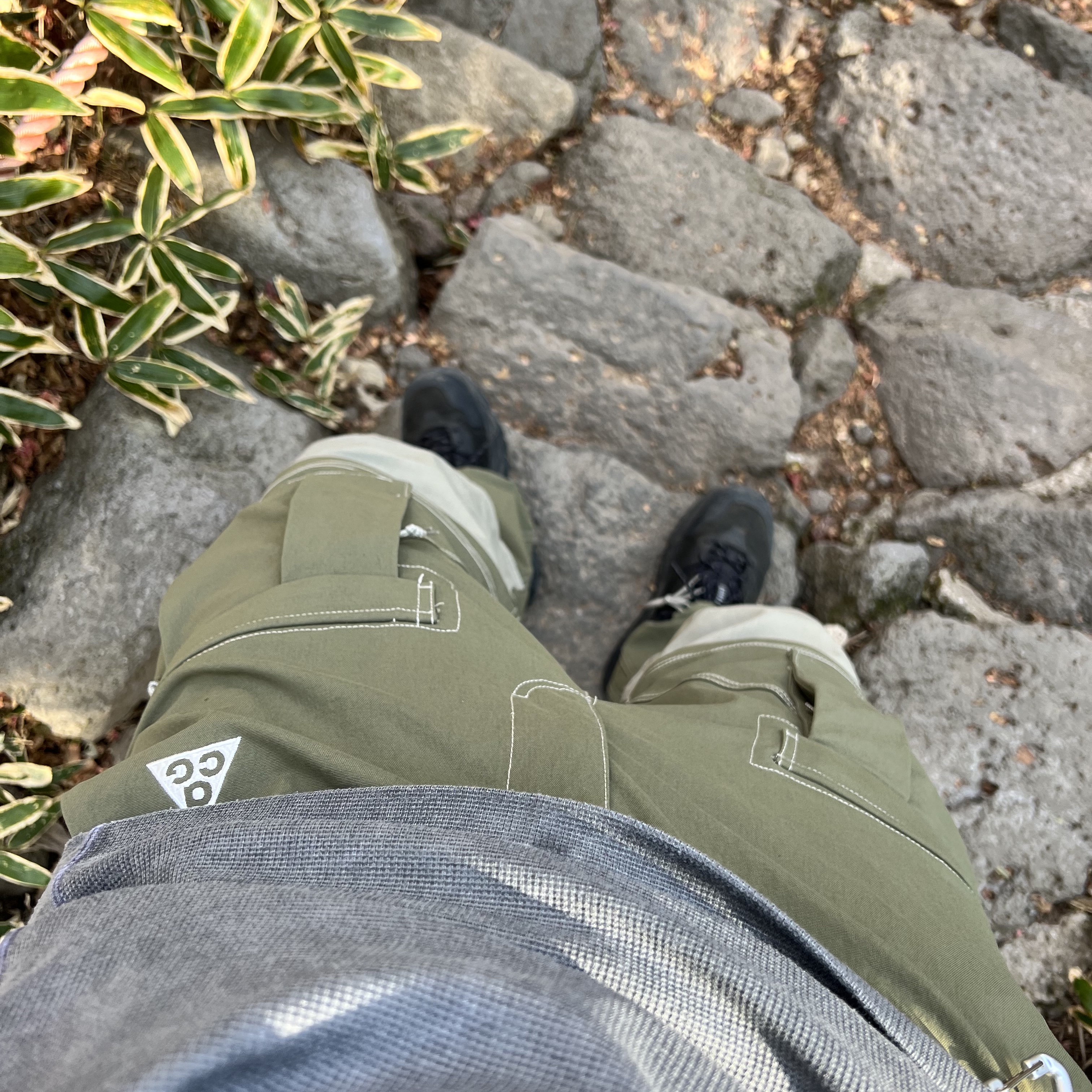 Nike ACG Smith Summit Cargo Pants Medium Olive - Asia, Hoka Kaha Low Gore-Tex Black Charcoal Gray 착용 스타일 - 1