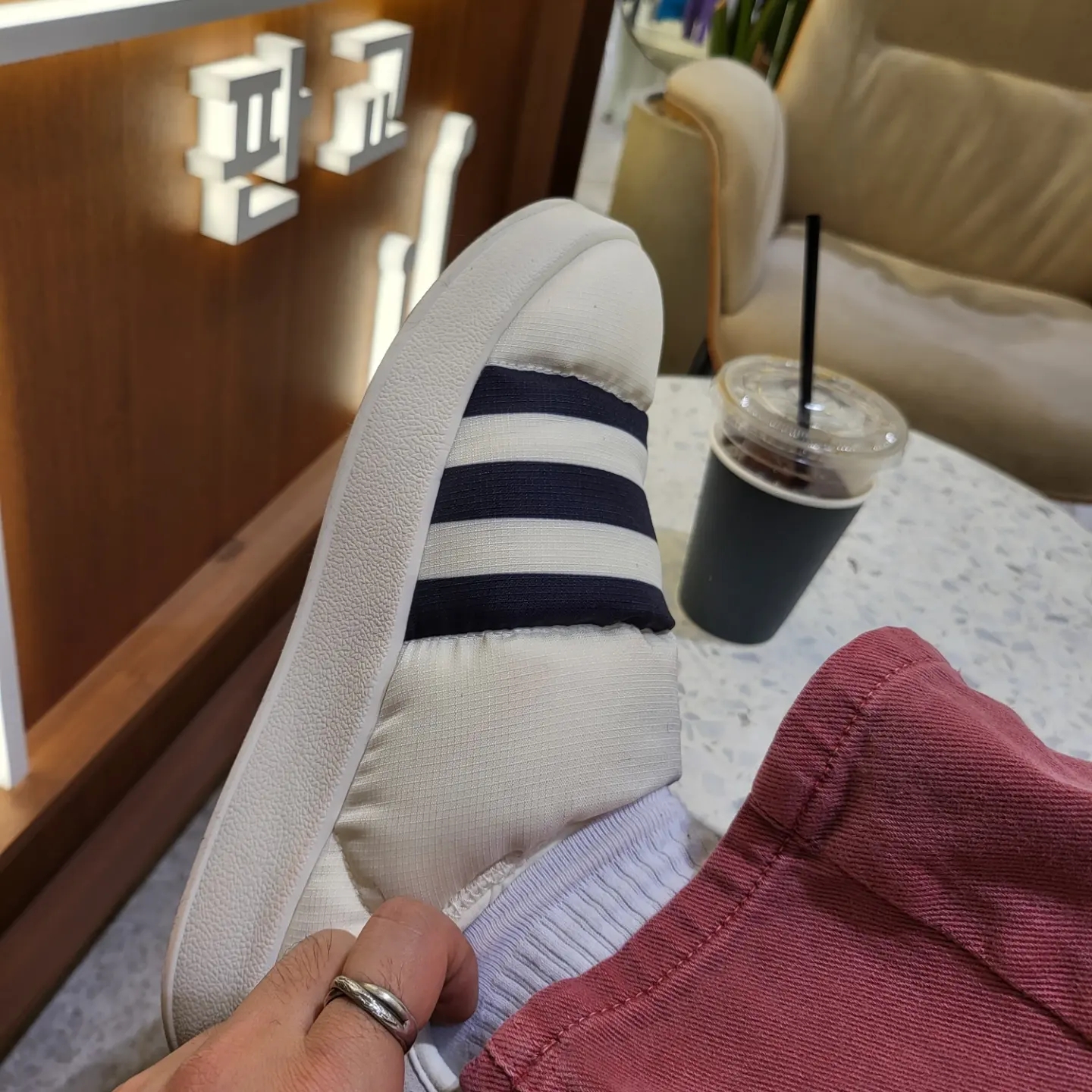 Adidas Puffylette Off White 착용 스타일 - 2