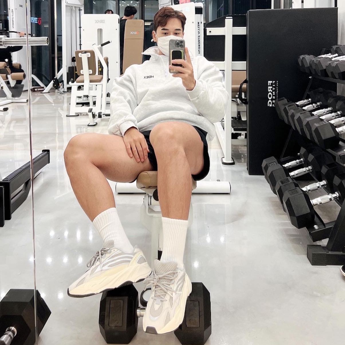 Adidas Yeezy Boost 700 V2 Static 2022 착용 스타일