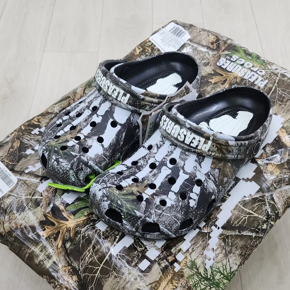 Crocs x Pleasures Clog Camo 착용 스타일 - 2