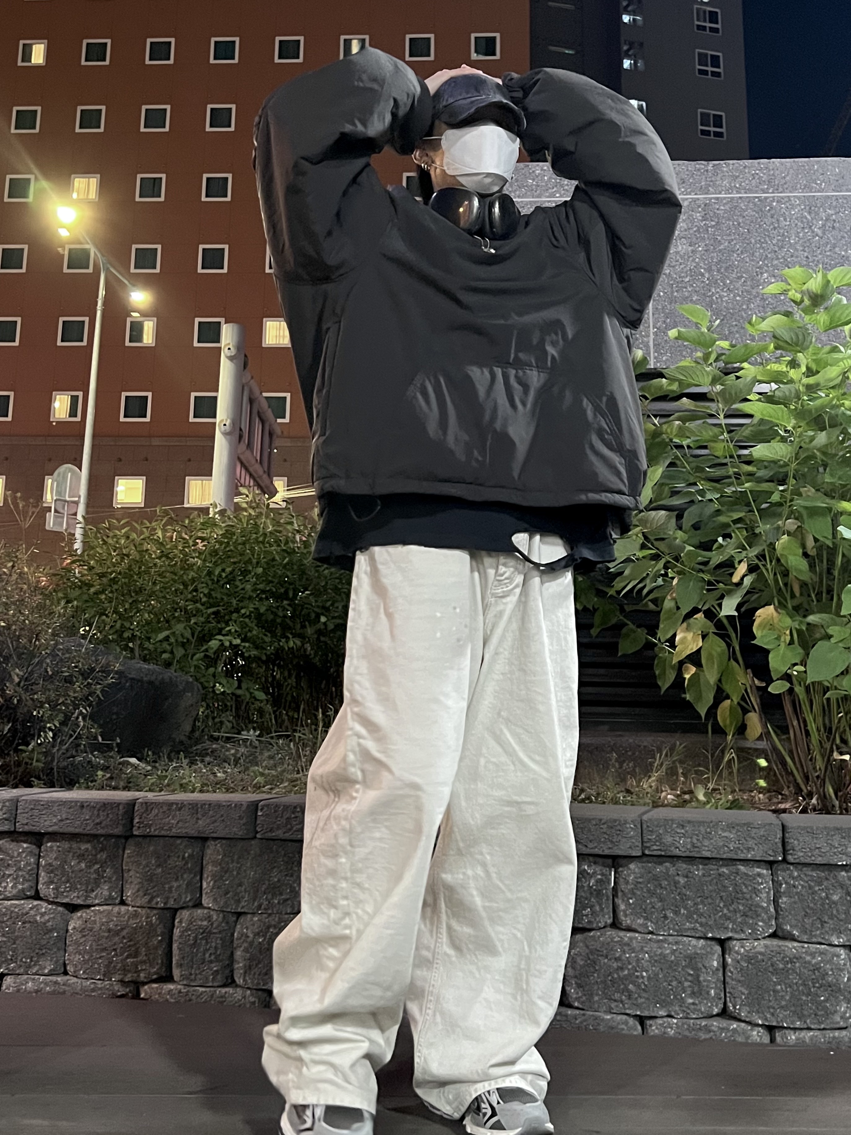 Apple AirPods Max Lightning Space Gray (Korean Ver.), Balenciaga Large Baggy Jeans Cream 착용 스타일 - 1