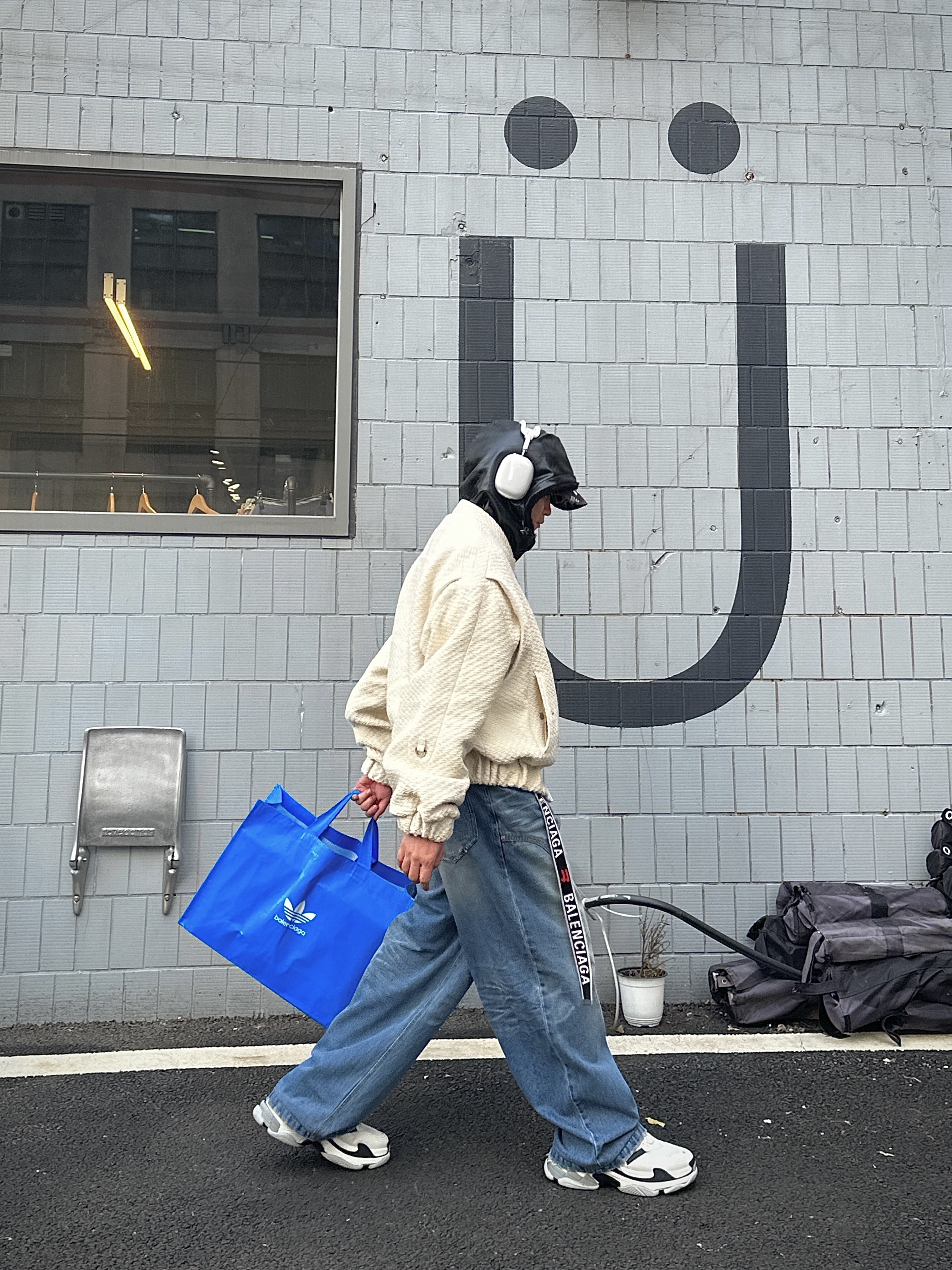 Balenciaga x Adidas Triple S Sneakers White Black, Apple AirPods Max Lightning Silver (Korean Ver.) 착용 스타일 - 1