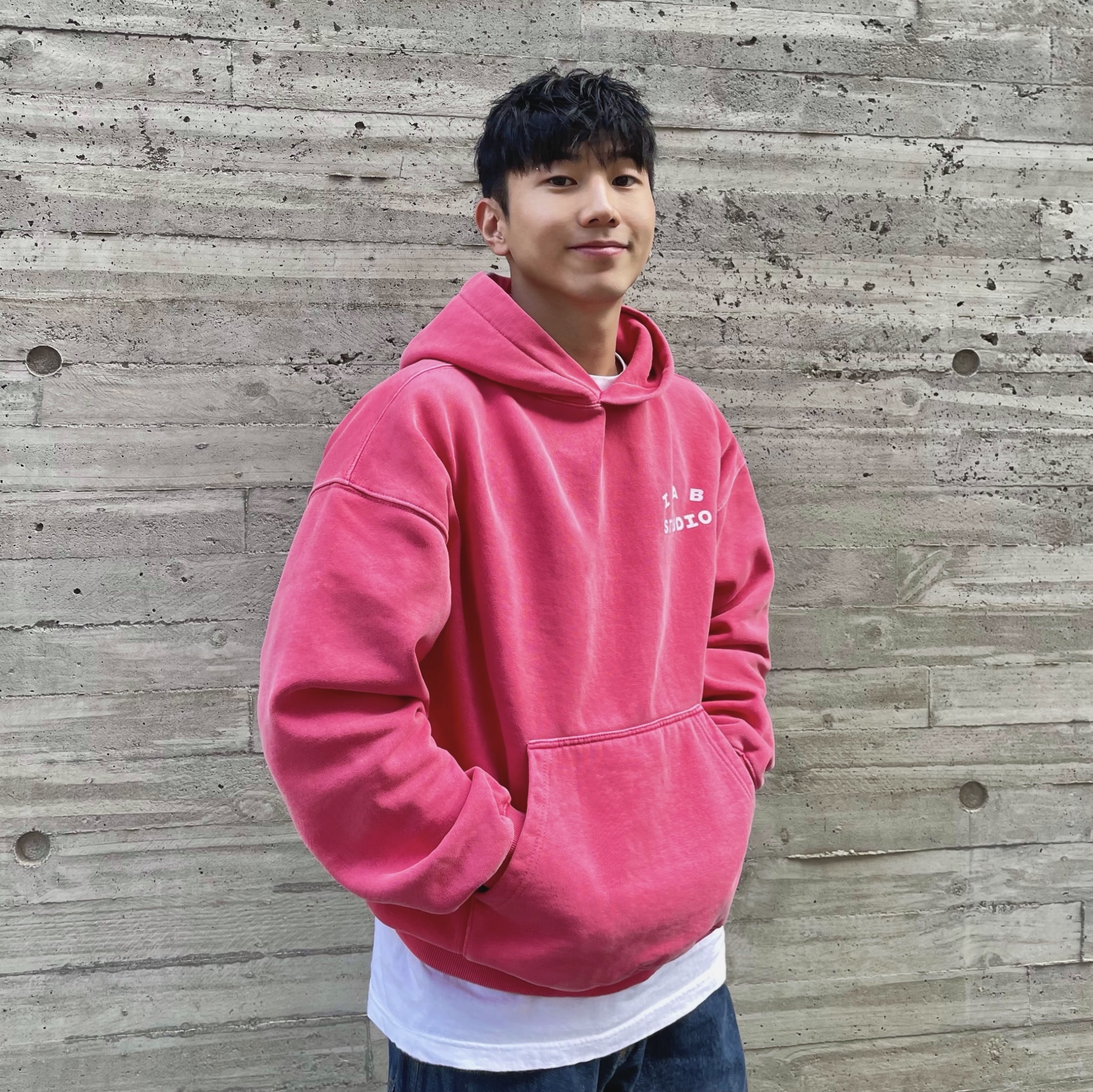 IAB Studio Pigment Hoodie & Sack Coral 착용 스타일 - 1