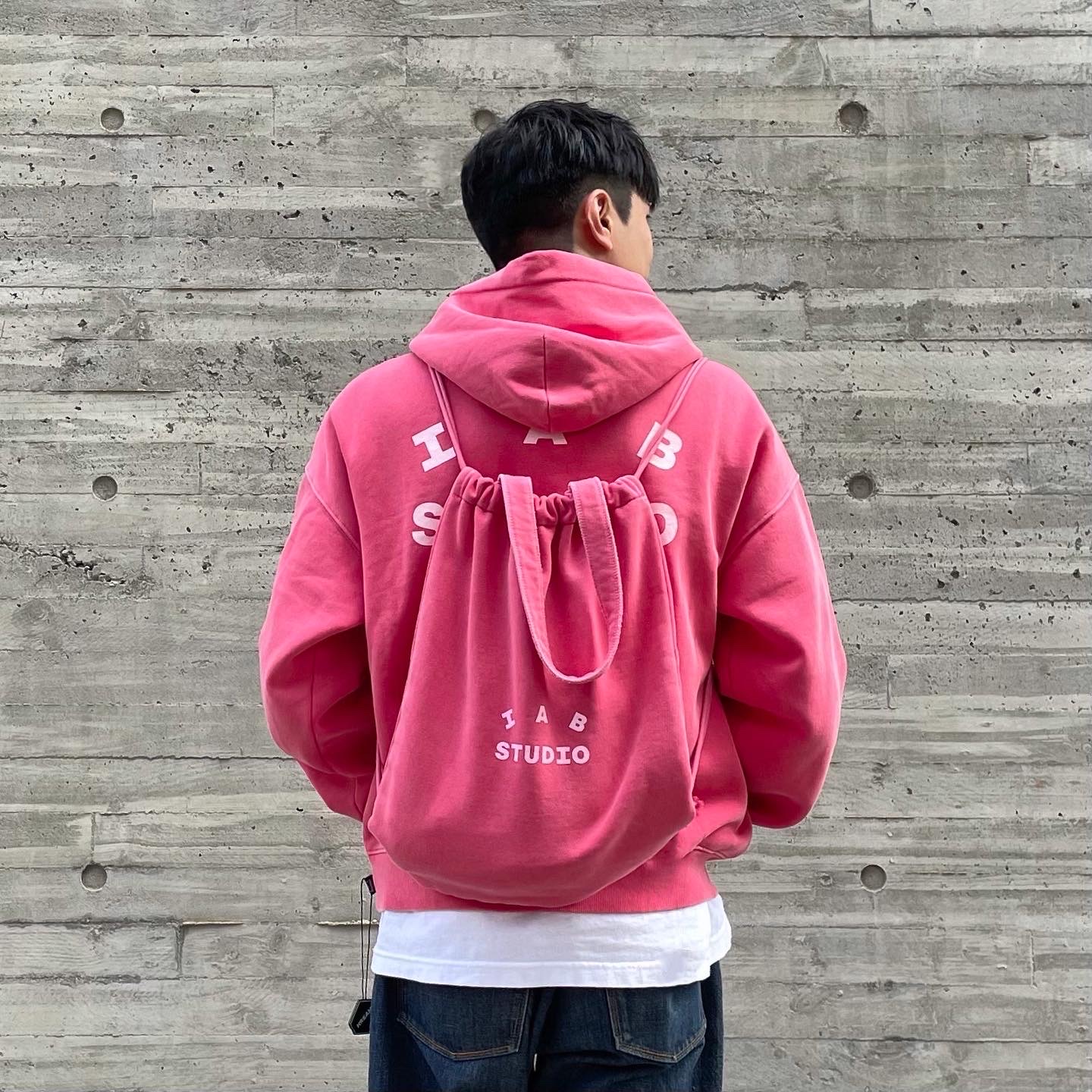 IAB Studio Pigment Hoodie & Sack Coral 착용 스타일 - 2