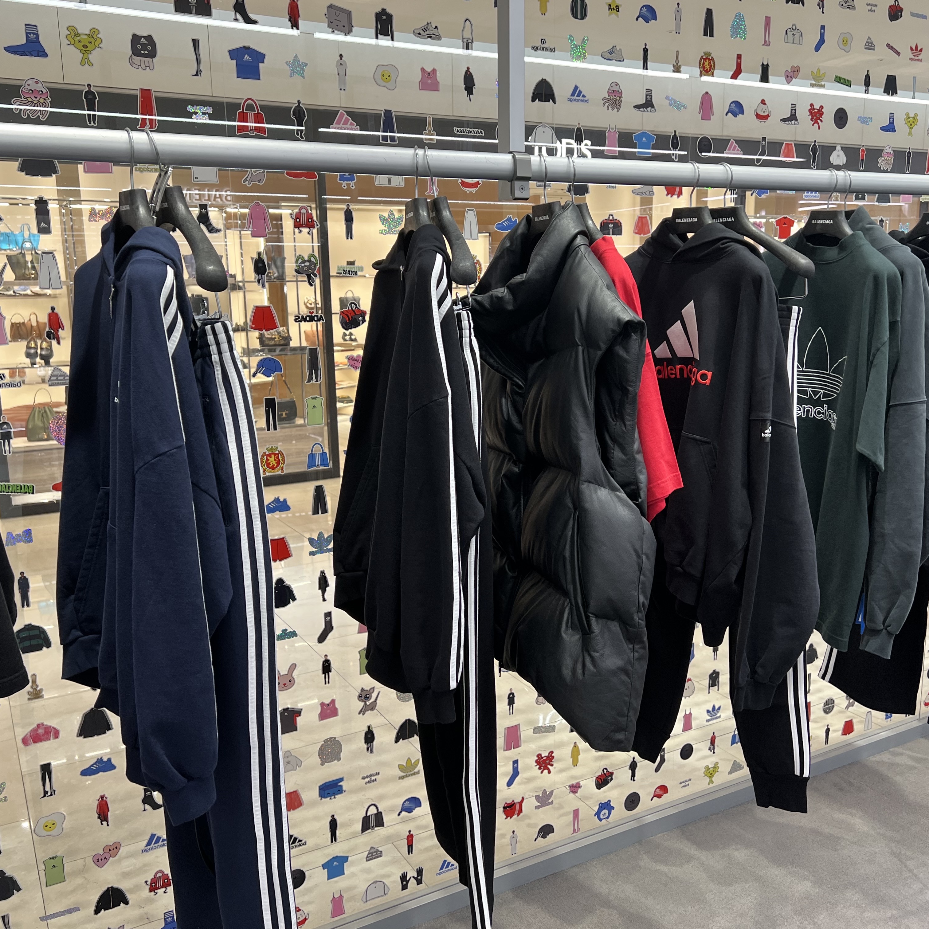 Balenciaga x Adidas Hoodie Large Fit Black, Balenciaga x Adidas Tracksuit Trousers Black 착용 스타일 - 2