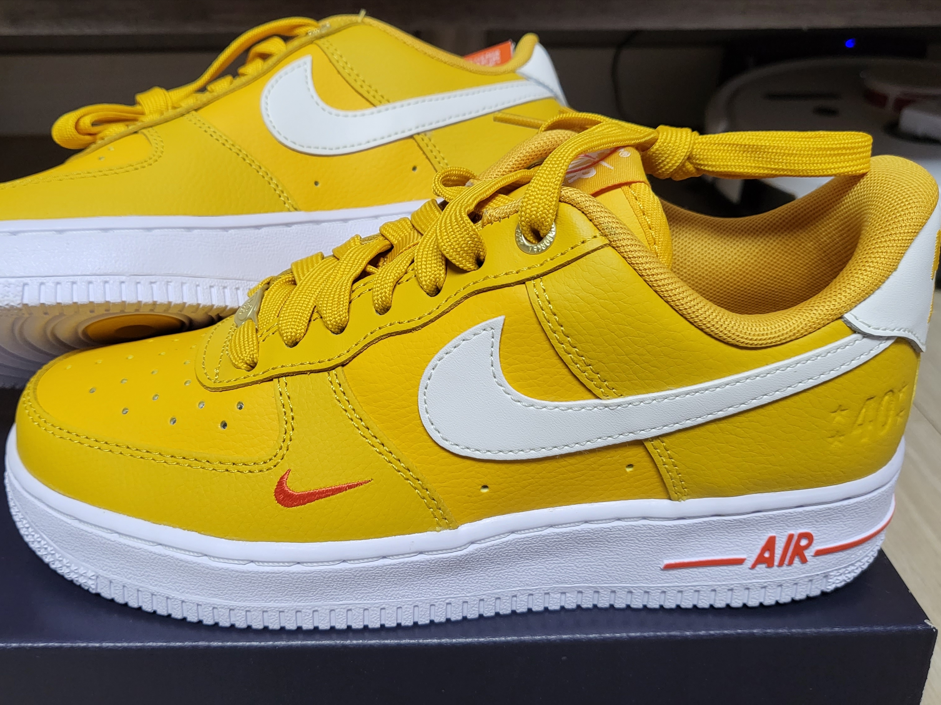 (W) Nike Air Force 1 '07 SE 40th Anniversary Join Forces Yellow Ochre 착용 스타일 - 1