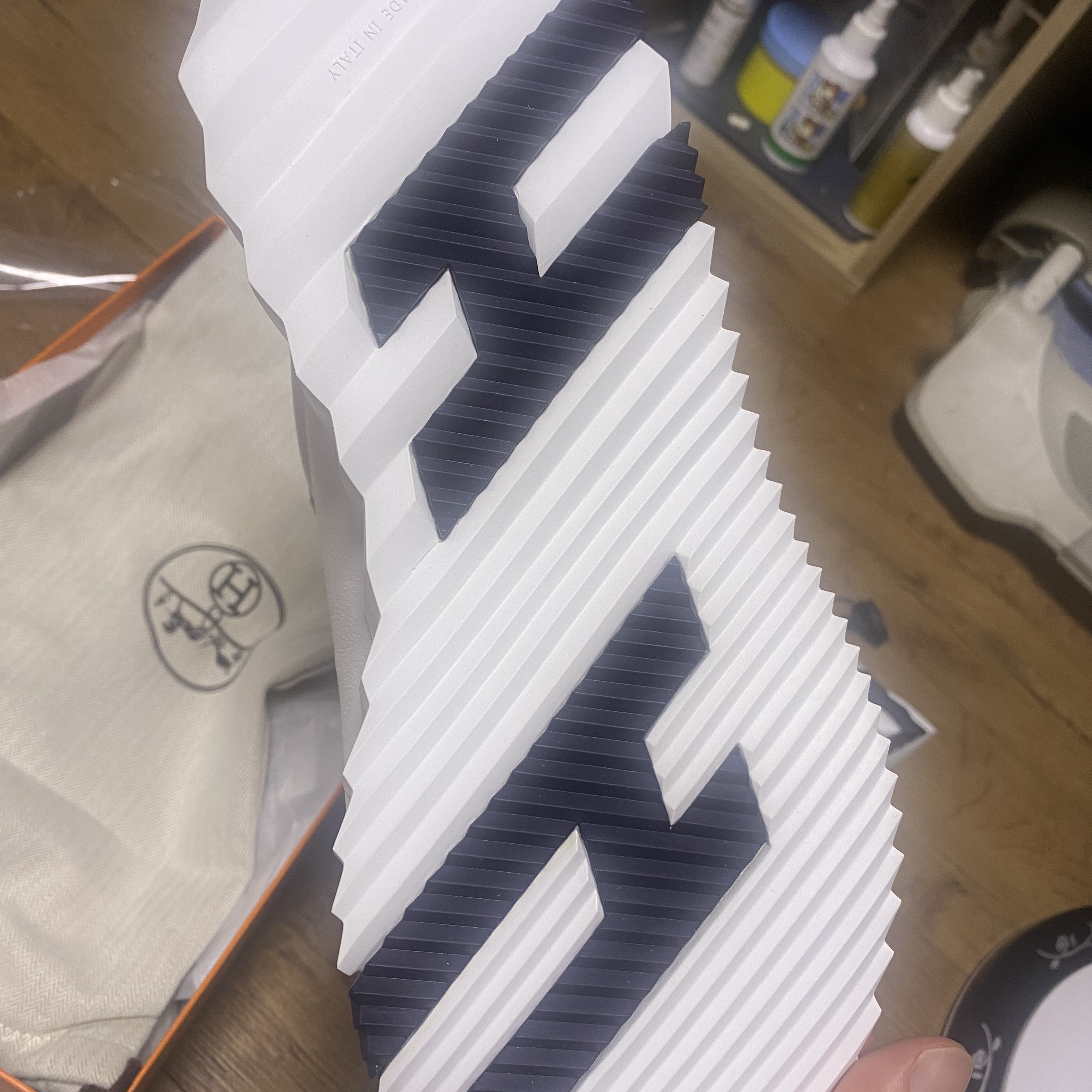 Hermes Bouncing Sneakers Calfskin Suede Goatskin & Blanc 착용 스타일 - 3