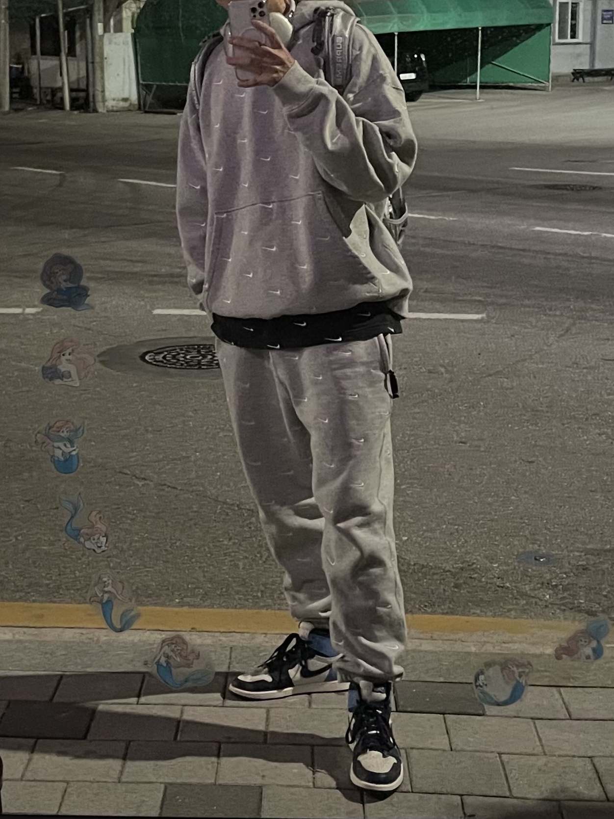 Apple AirPods Max Lightning Silver (Korean Ver.), Nike NRG Swoosh Logo Hoodie Grey Heather 착용 스타일