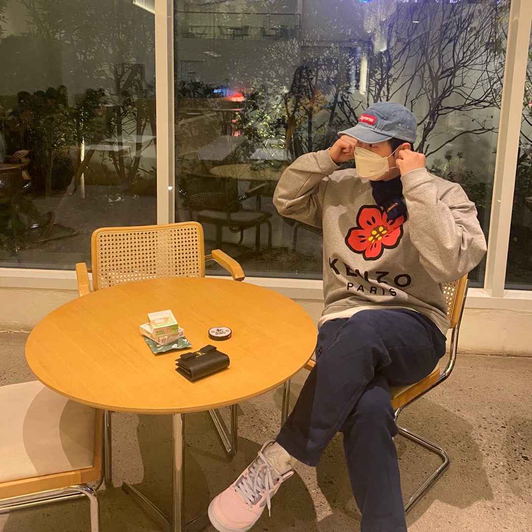 Supreme Washed Chino Twill Camp Cap Denim - 21FW, Kenzo Boke Flower Sweatshirt Pearl Grey 착용 스타일 - 4