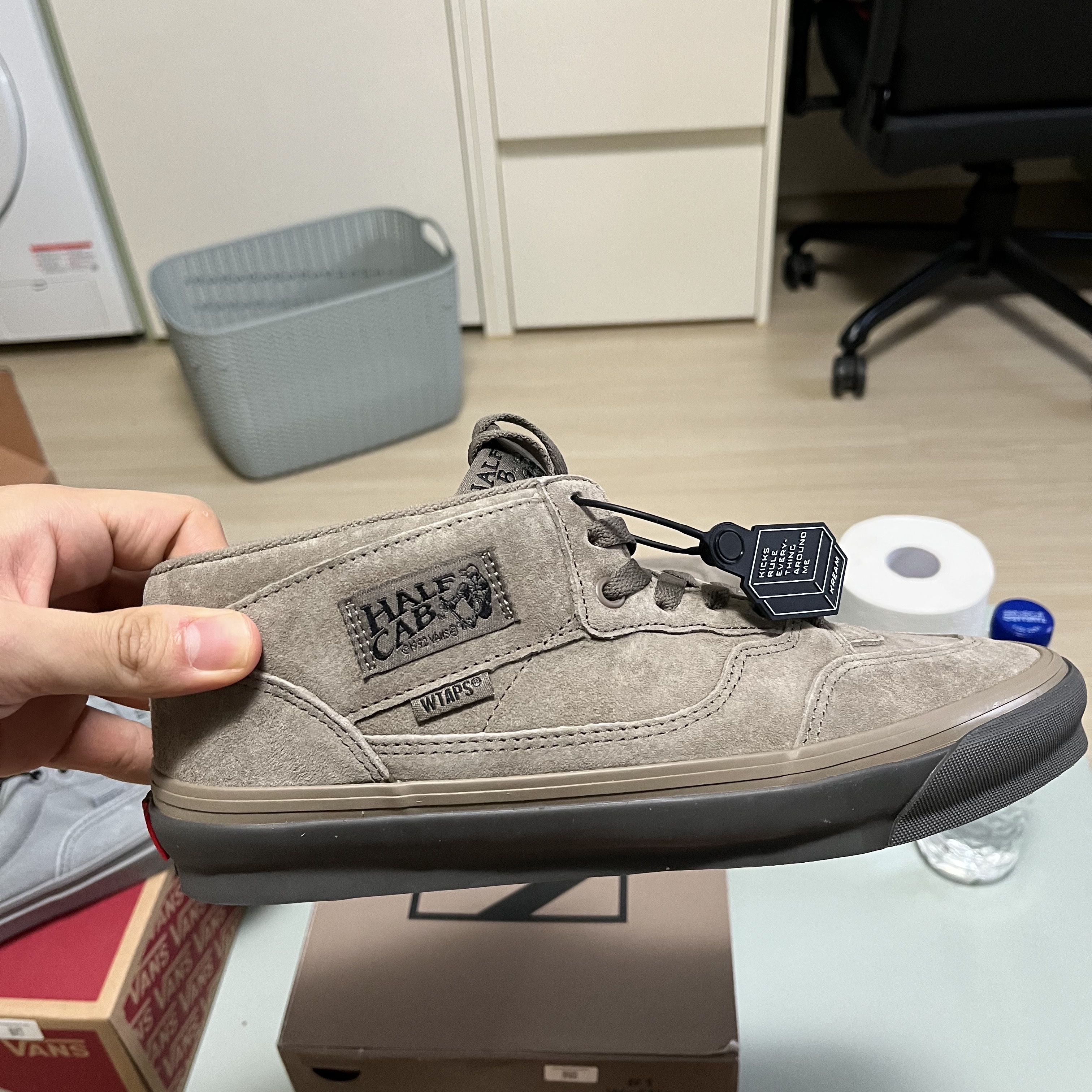 Vans Vault x WTAPS OG Half Cab LX Coyote, Vans x Neighborhood Era 95 DX Grey 착용 스타일 - 4