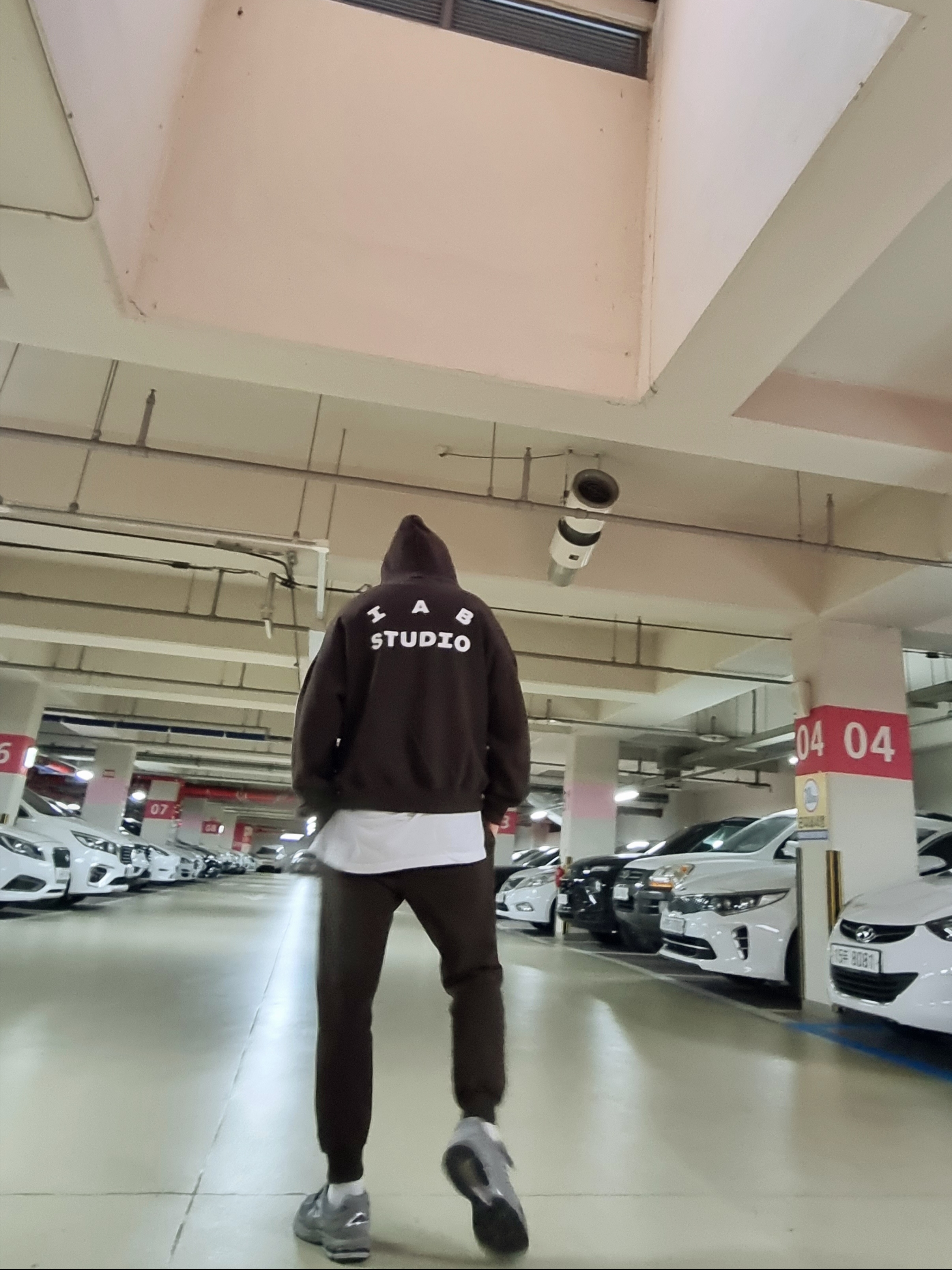 IAB Studio Hoodie Brown, IAB Studio Sweatpants Brown 착용 스타일 - 2