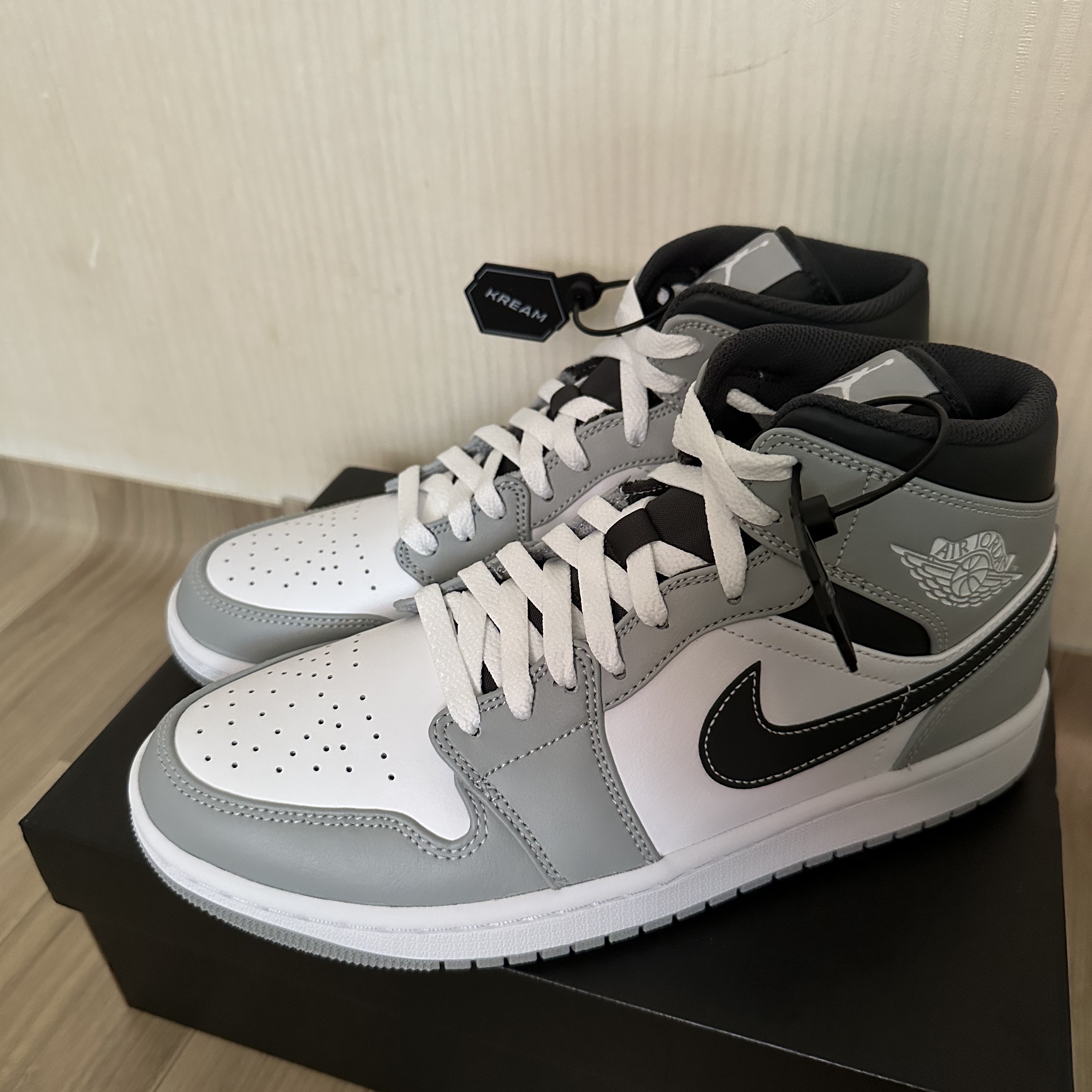 Jordan 1 Mid Light Smoke Grey Anthracite 착용 스타일 - 3
