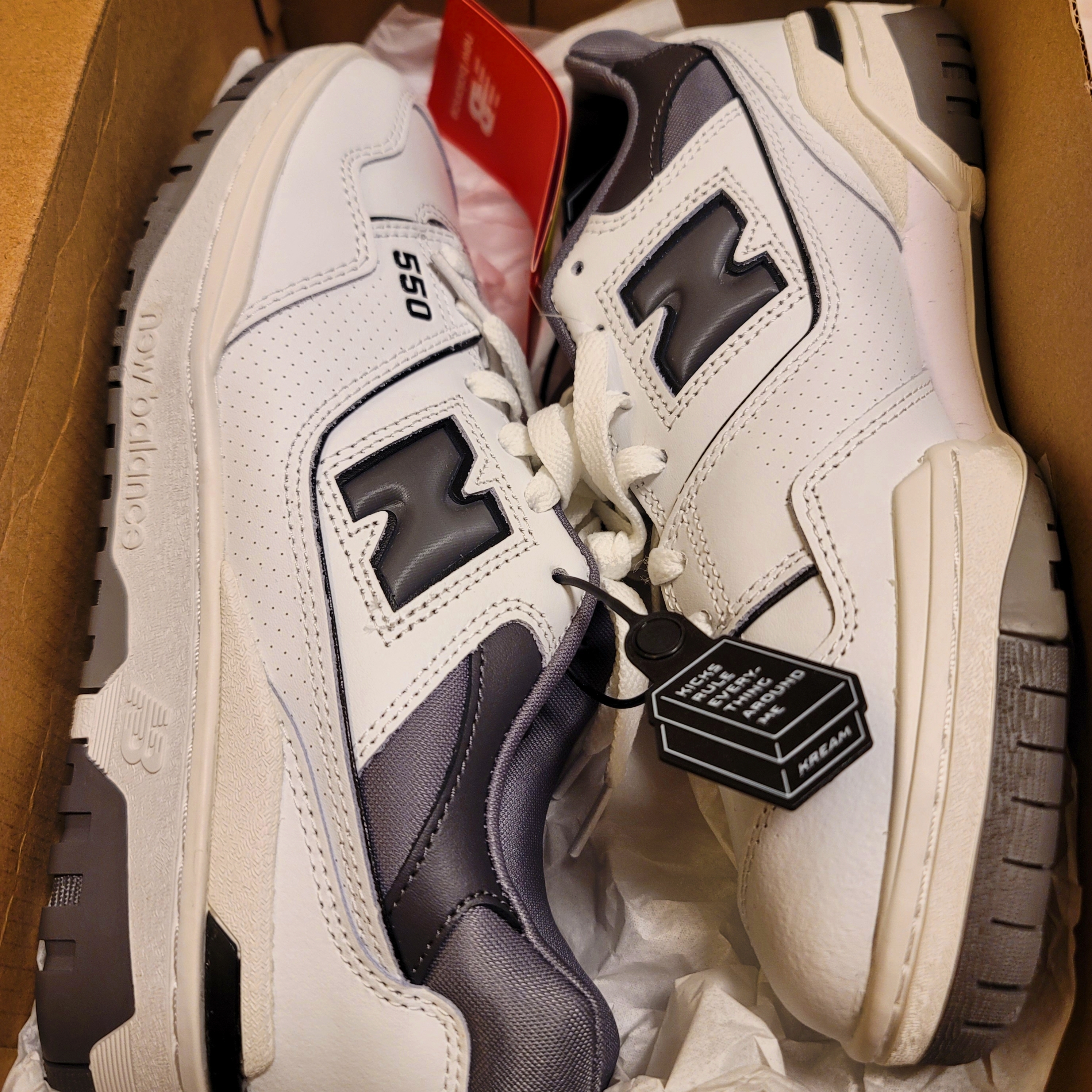New Balance 550 White Grey Dark Grey - 2E Wide 착용 스타일 - 1