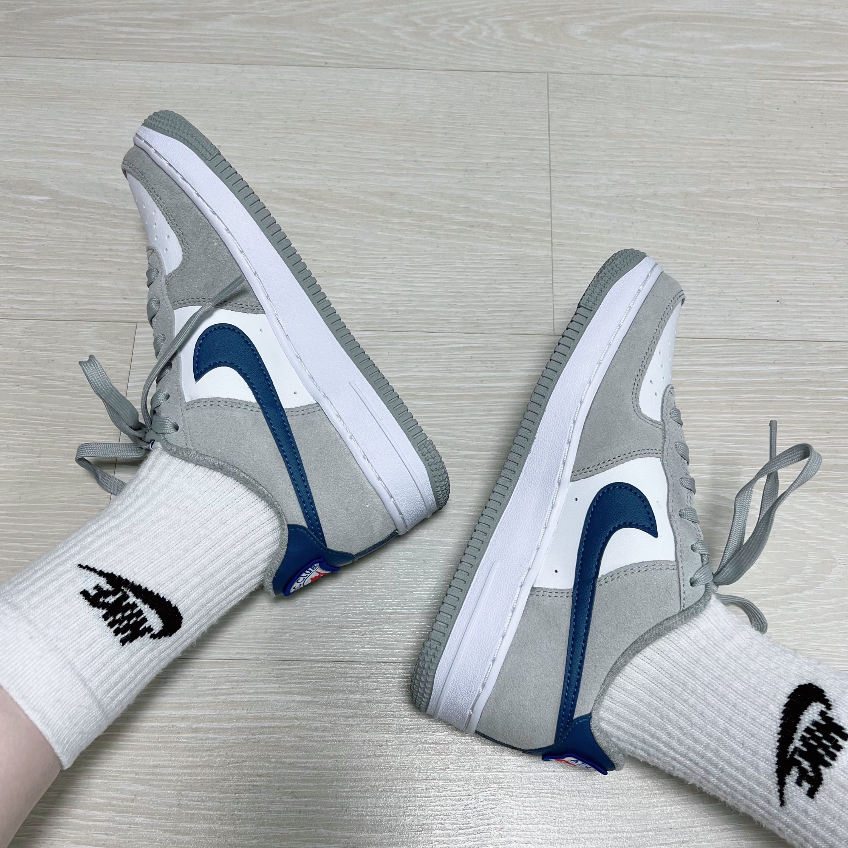 (GS) Nike Air Force 1 LV8 Athletic Club Light Smoke Grey Marina 착용 스타일