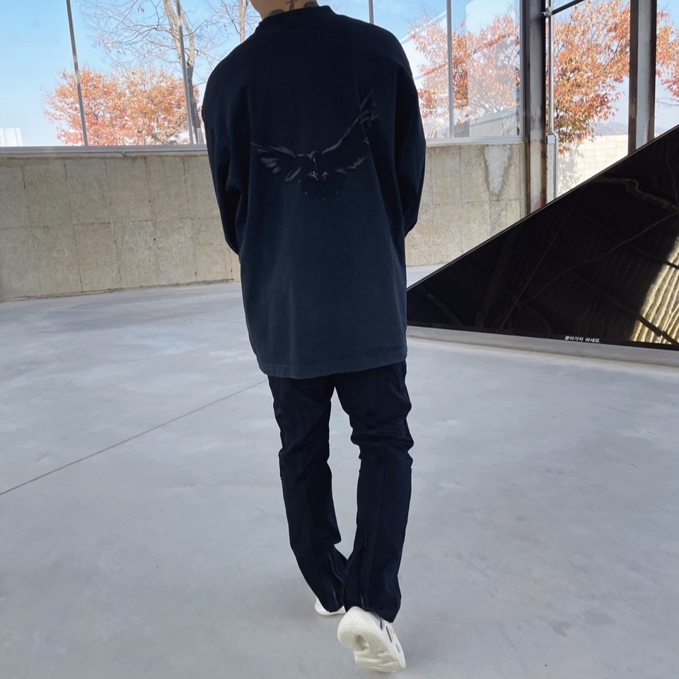 Yeezy Gap Engineered By Balenciaga Dove Long Sleeve T-Shirt Washed Black, Undermycar Amsell Multi Taping Teeth Pants Raven - 22SS 착용 스타일 - 1