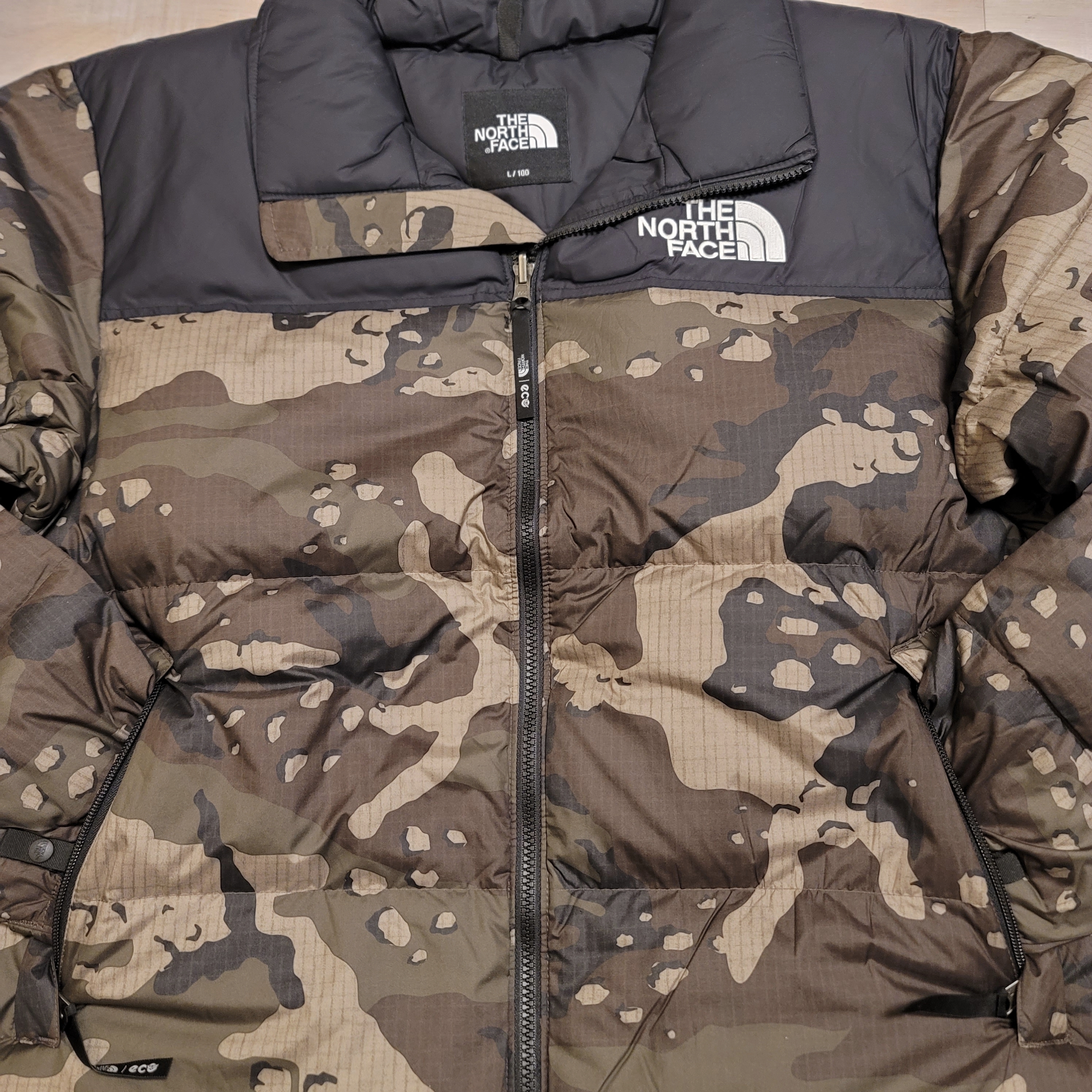 The North Face 1996 Novelty Nuptse Jacket Woodland Camo 착용 스타일