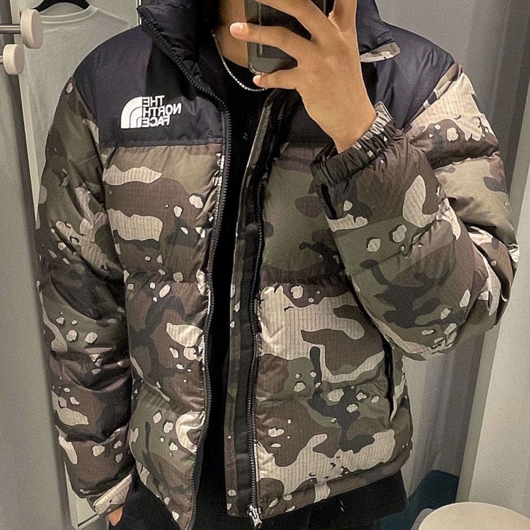 The North Face 1996 Novelty Nuptse Jacket Woodland Camo 착용 스타일
