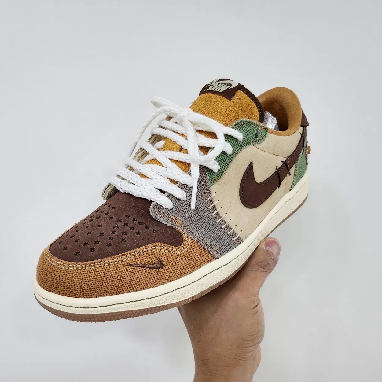 Jordan 1 x Zion Williamson Retro Low OG Flax and Oil Green 착용 스타일 - 1
