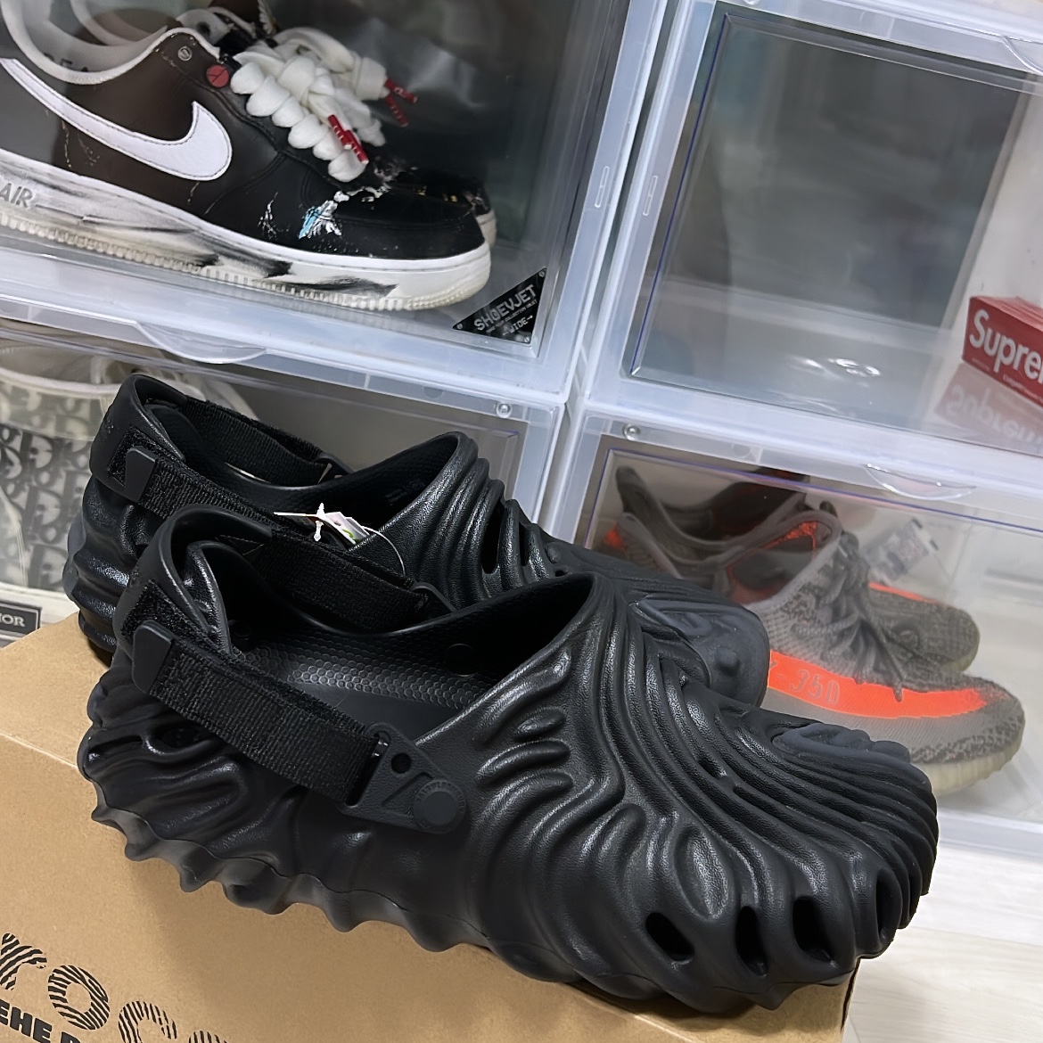 Adidas Yeezy Foam RNNR Sand, Crocs x Salehe Bembury Pollex Clog Sasquatch 착용 스타일 - 3