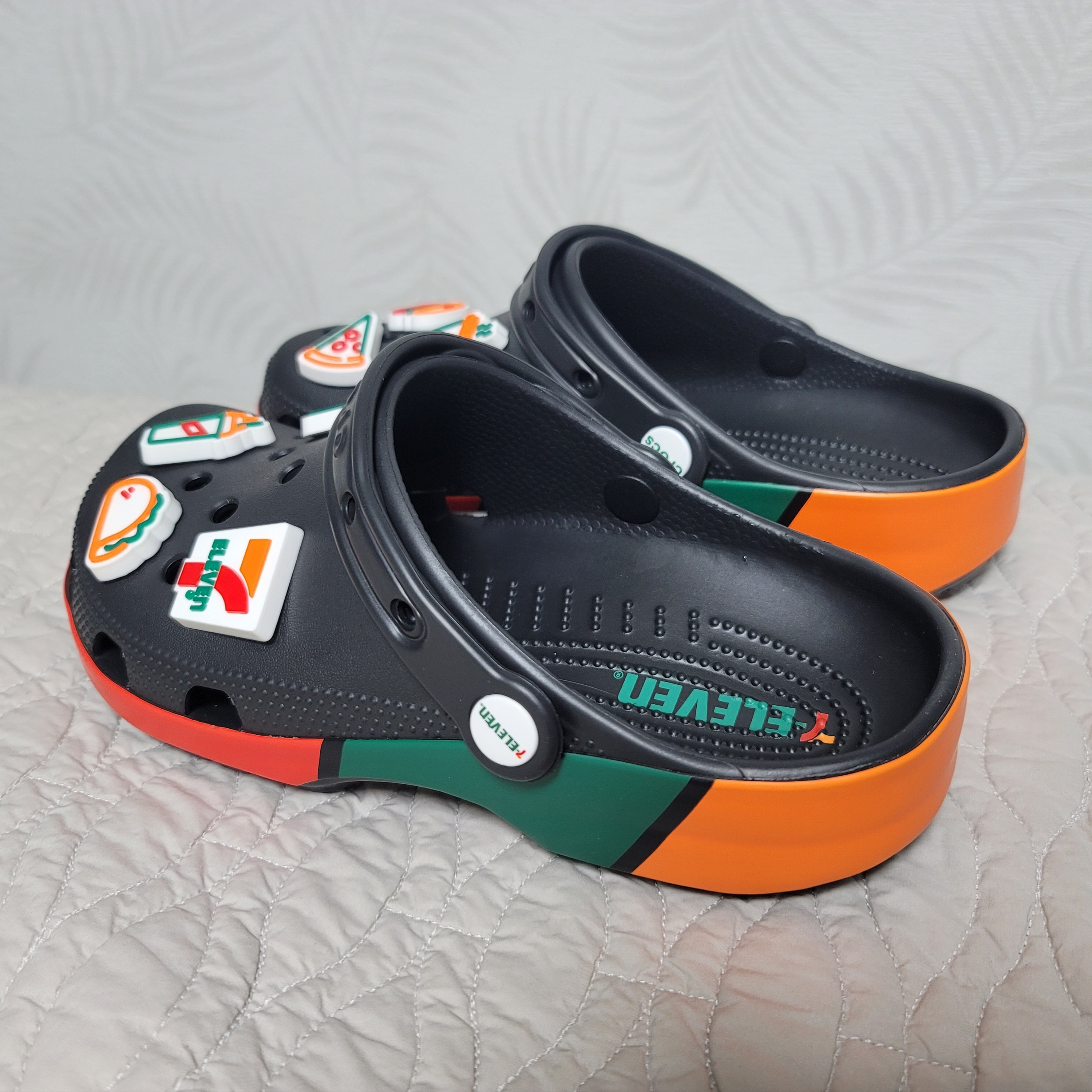 Crocs x 7-Eleven Classic Clog Black 착용 스타일 - 2