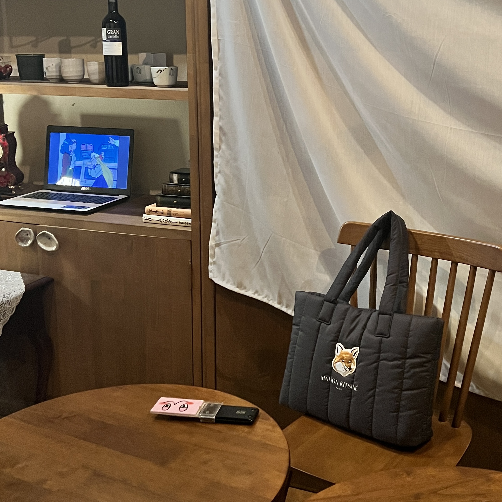 Maison Kitsune x Laneige Padded Bag Navy 착용 스타일 - 3