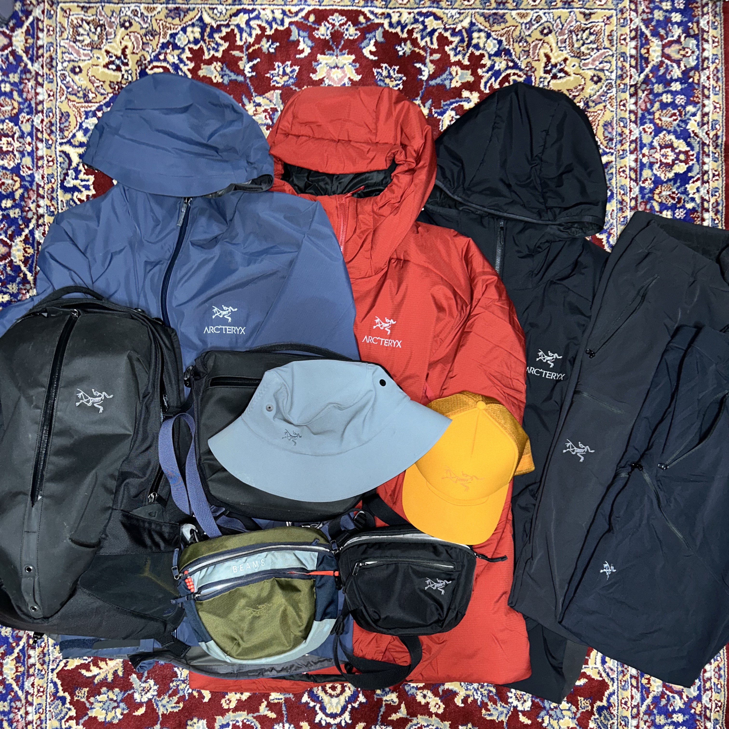 Arc'teryx Atom AR Hoody Bordeaux, Arc'teryx Atom LT Hoody Black 착용 스타일