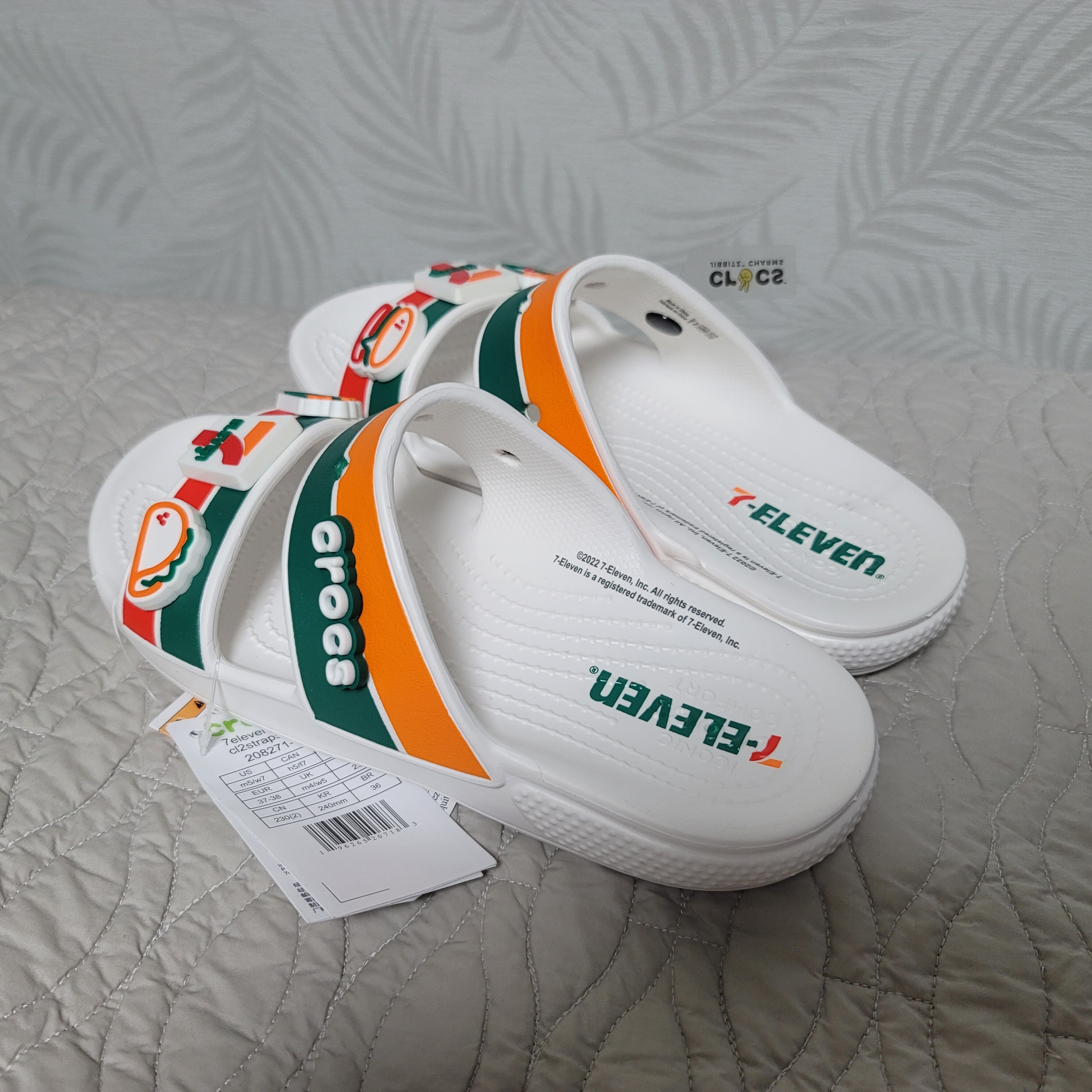 Crocs x 7-Eleven Classic Sandal White 착용 스타일 - 2
