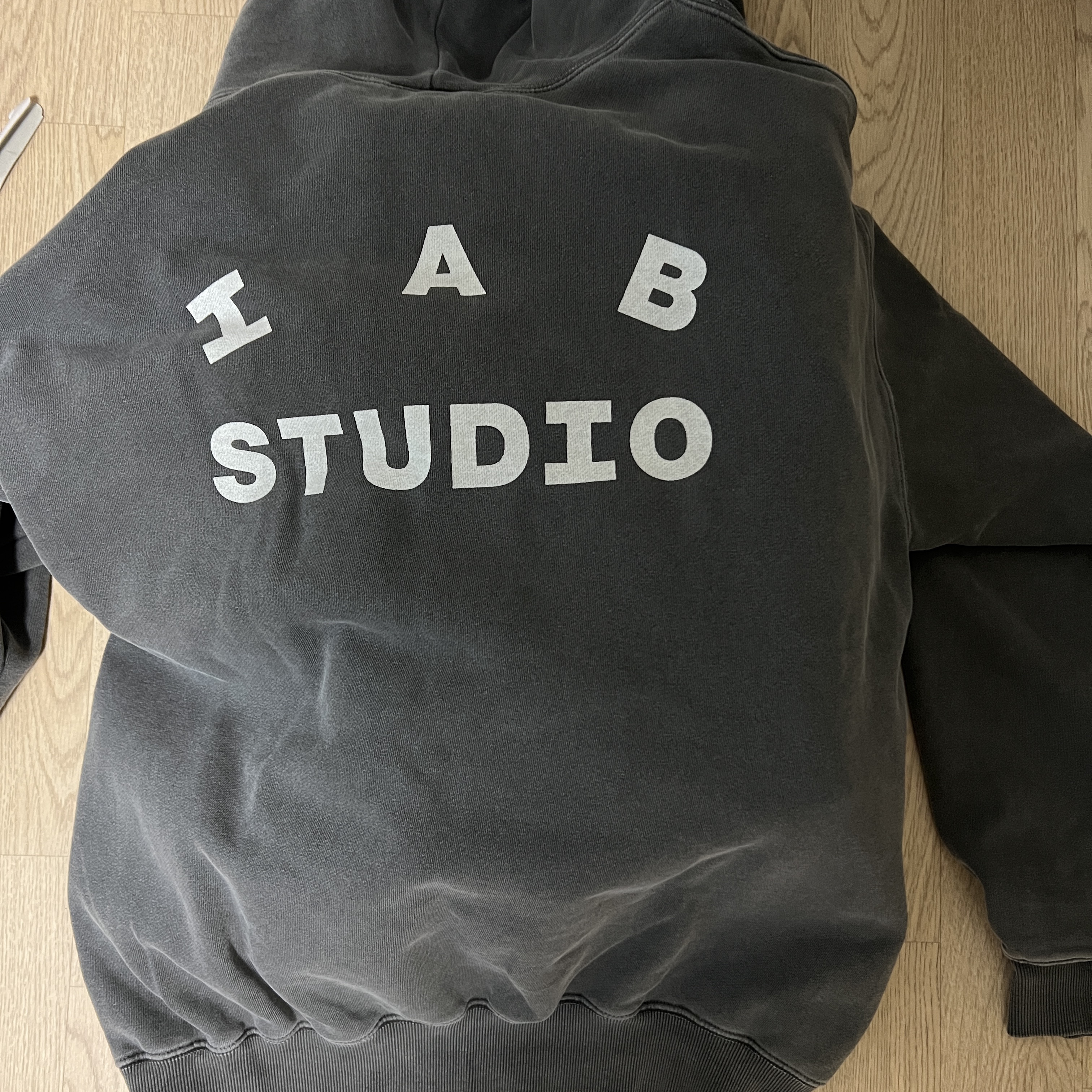 IAB Studio Pigment Hoodie & Sack Black 착용 스타일
