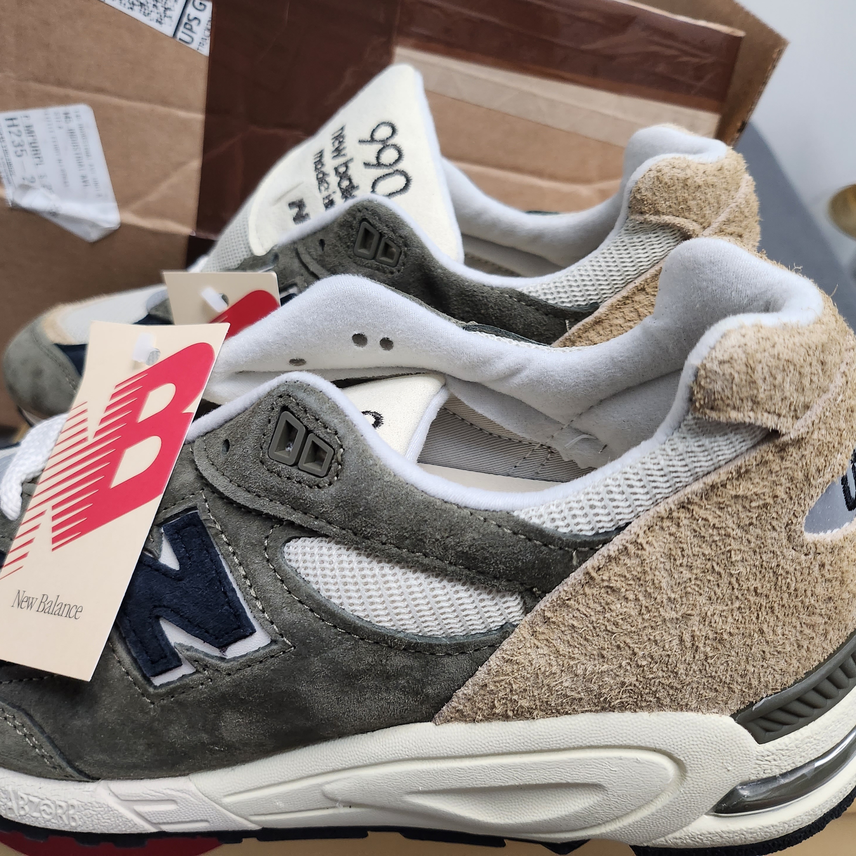 New Balance 990v2 Made in USA Grey Tan 착용 스타일 - 1