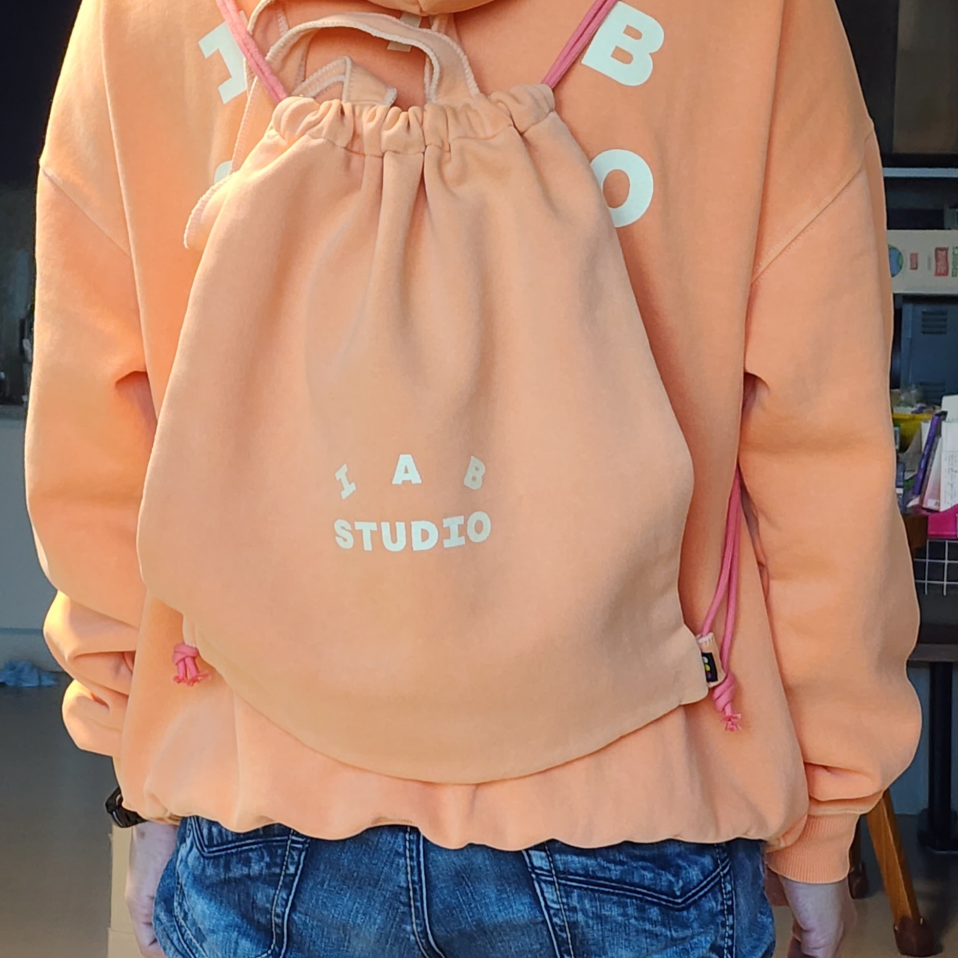 IAB Studio Pigment Hoodie & Sack Salmon 착용 스타일