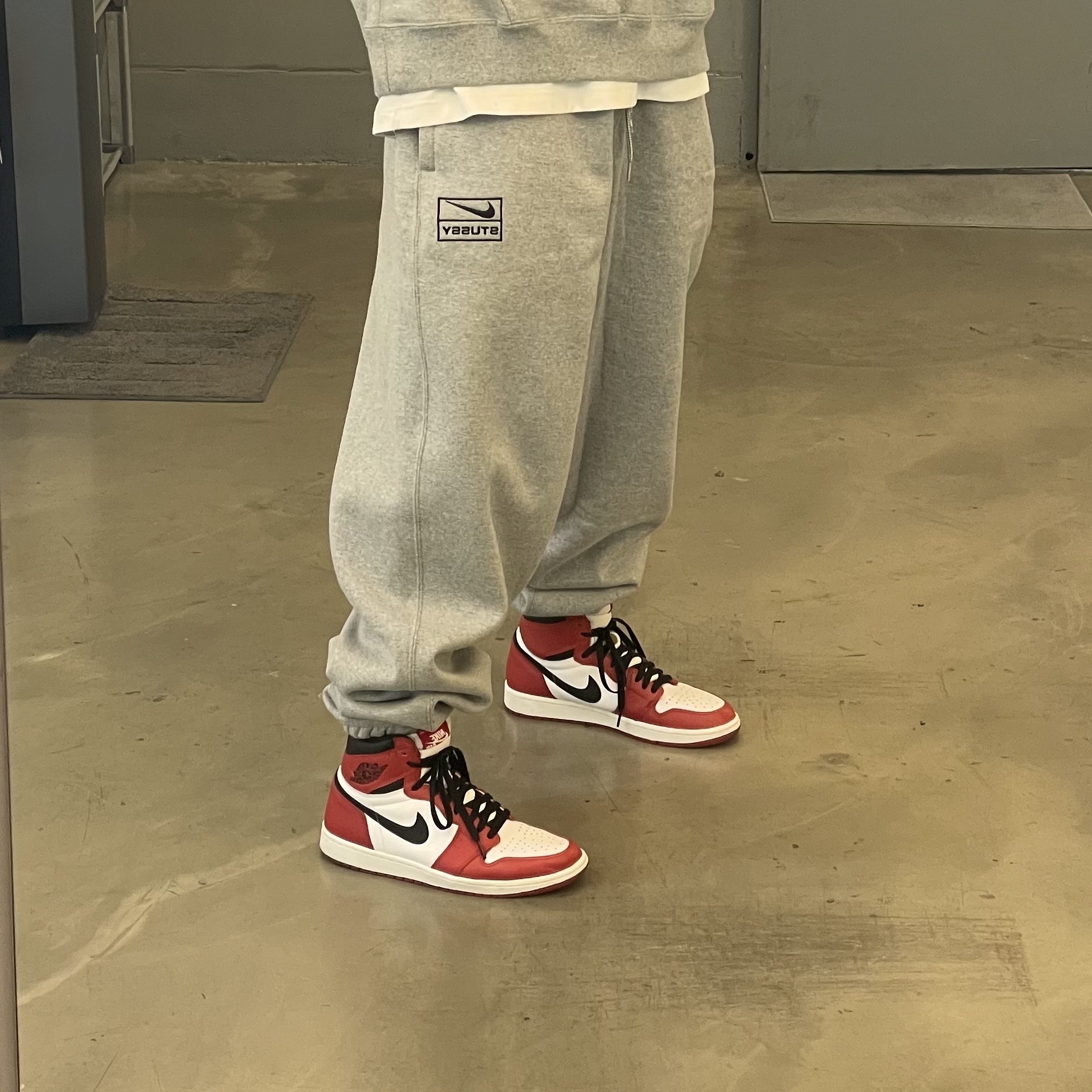 Jordan 1 Retro High OG Chicago 2015, Nike x Stussy NRG RA Pullover Hoodie Dark Grey Heather (DJ9488-063) 착용 스타일 - 2