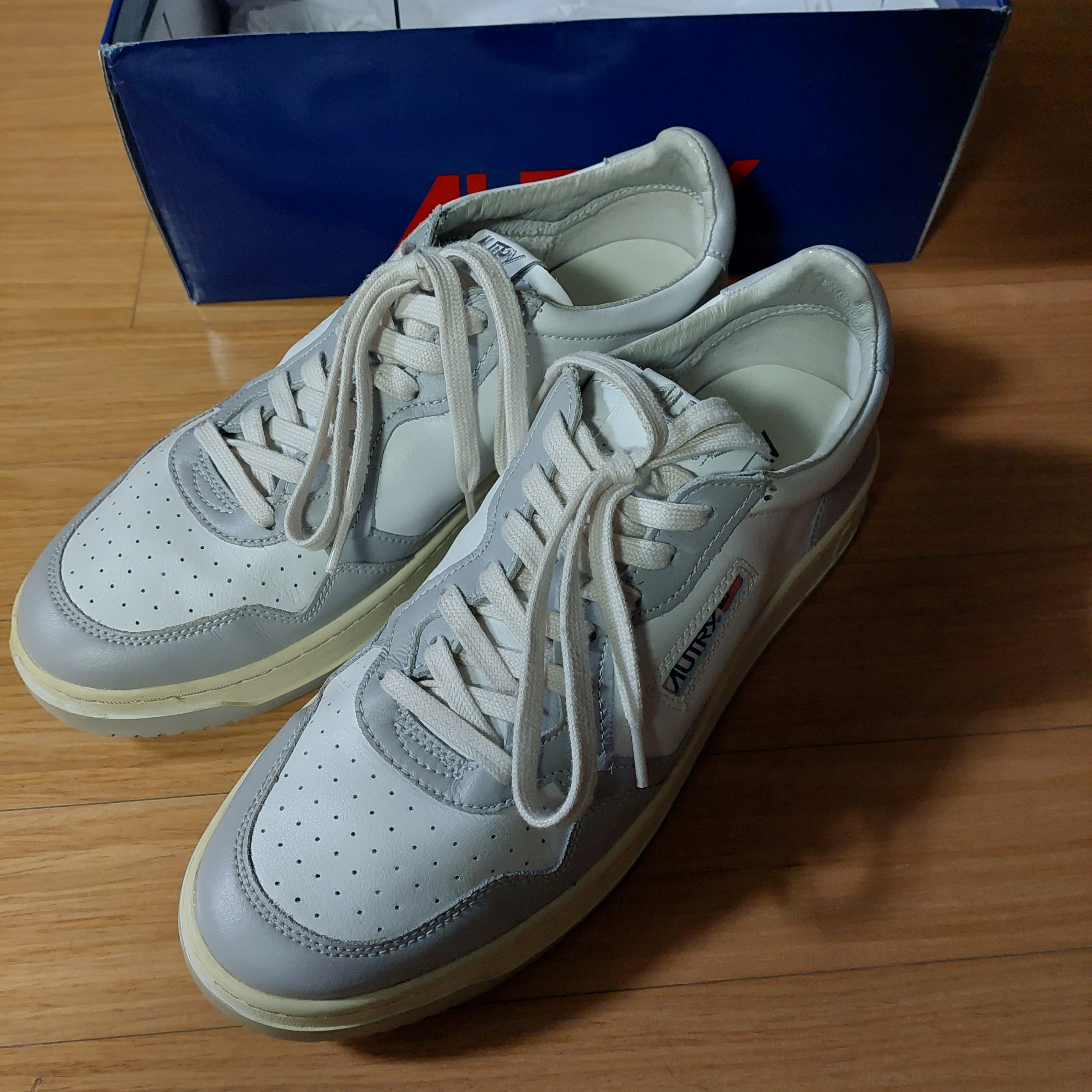 Autry Medalist Low Leather Sneakers White 착용 스타일 - 3