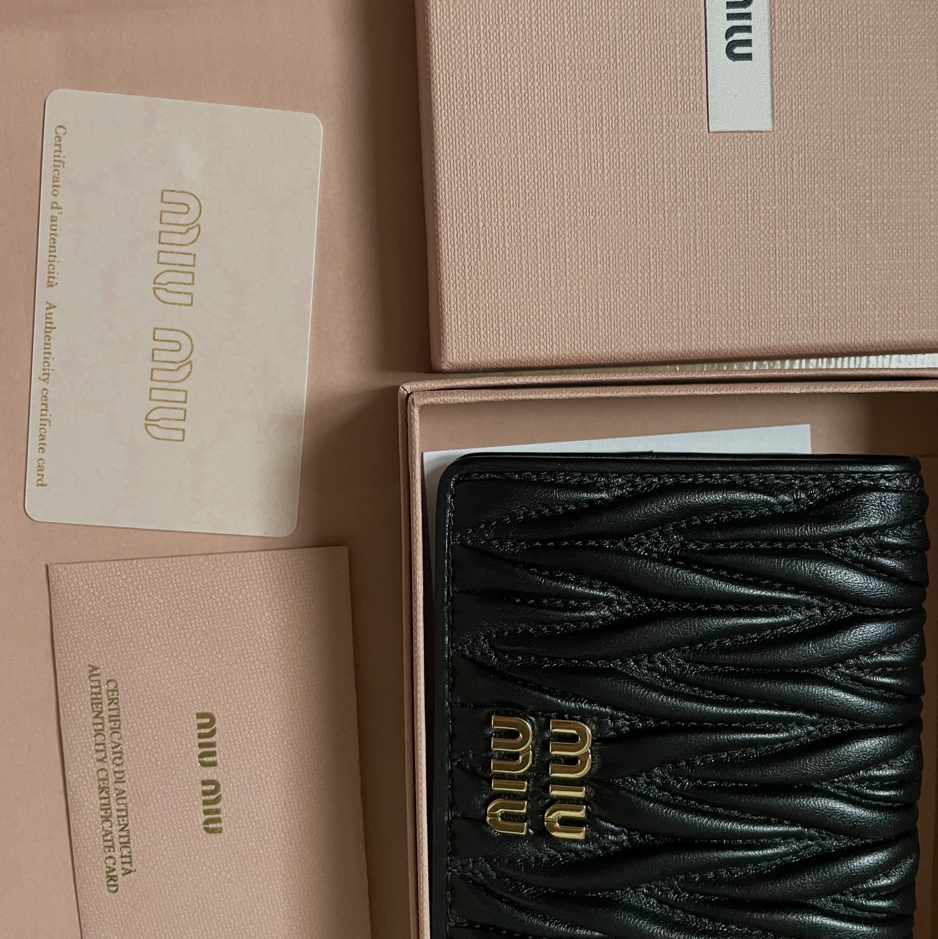 Miu Miu Matelasse Nappa Leather Wallet Black 착용 스타일 - 2